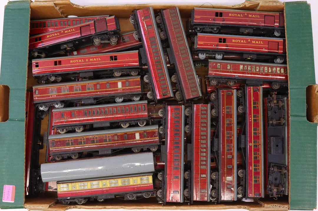 Lot 590 - One tray containing various Hornby 00