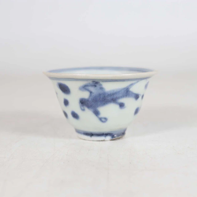 Lot 100 - A Chinese blue and white porcelain tea bowl
