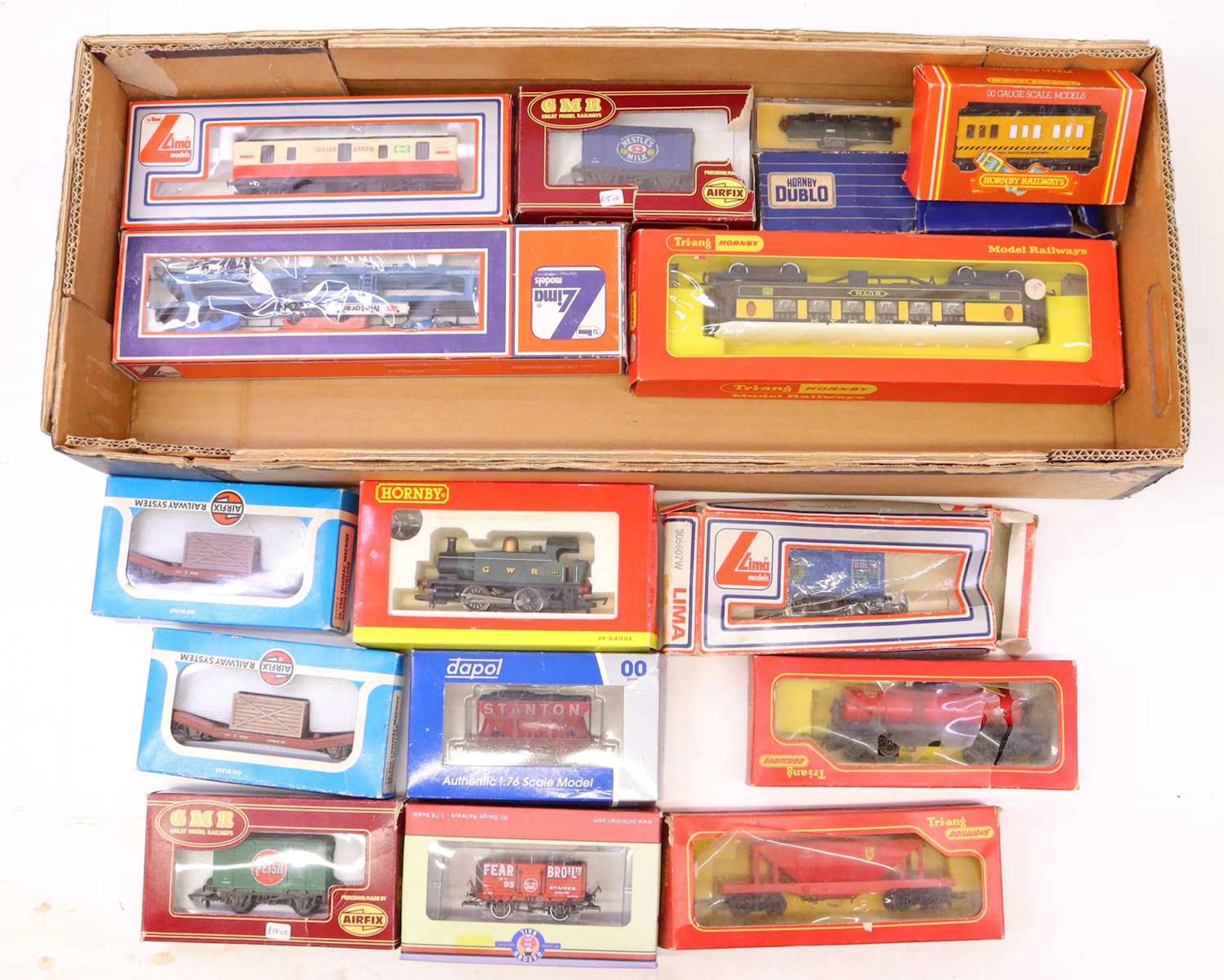 Lot 590 - One tray containing various 00 gauge rolling