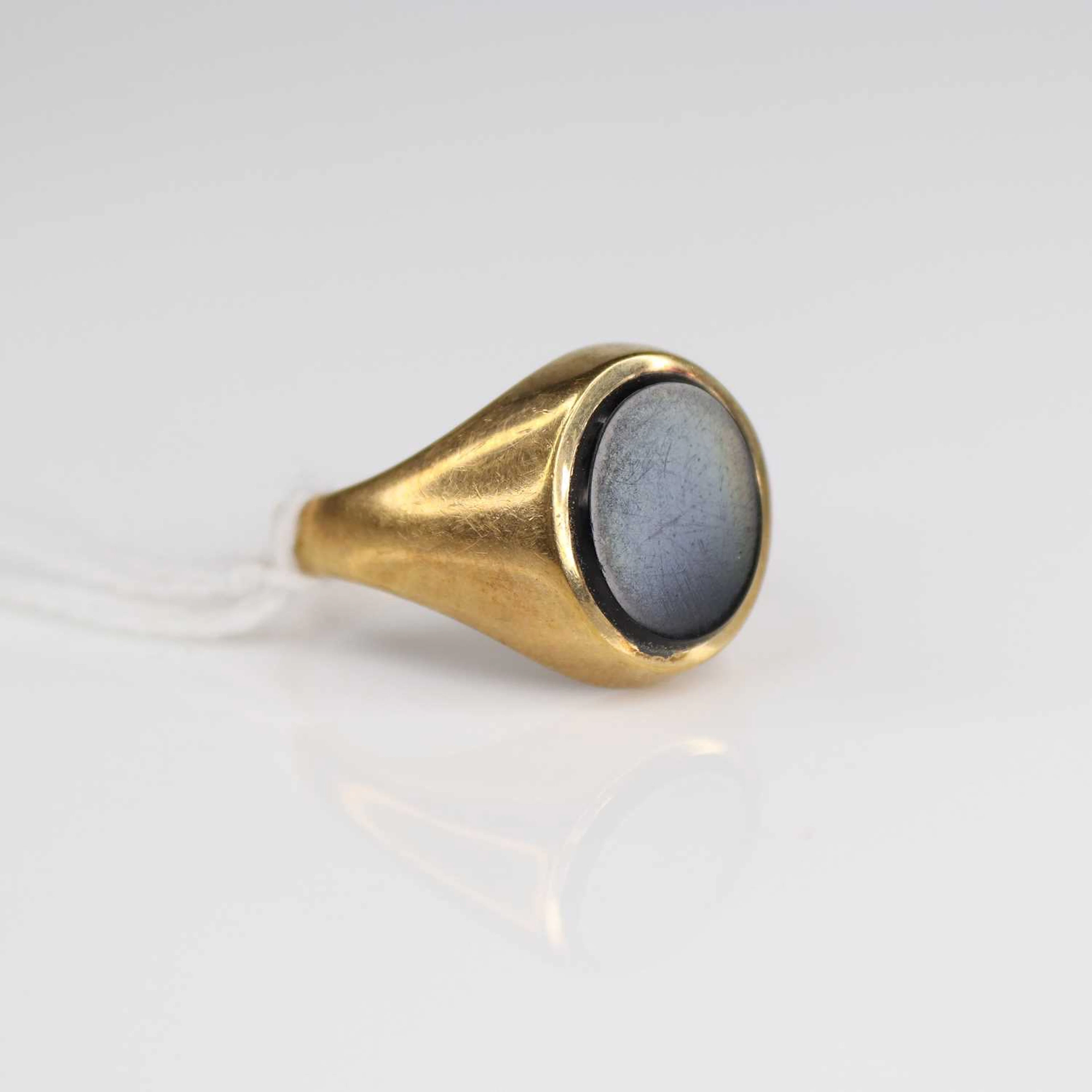 Lot 215 - A gent's 9ct gold black onyx set signet ring