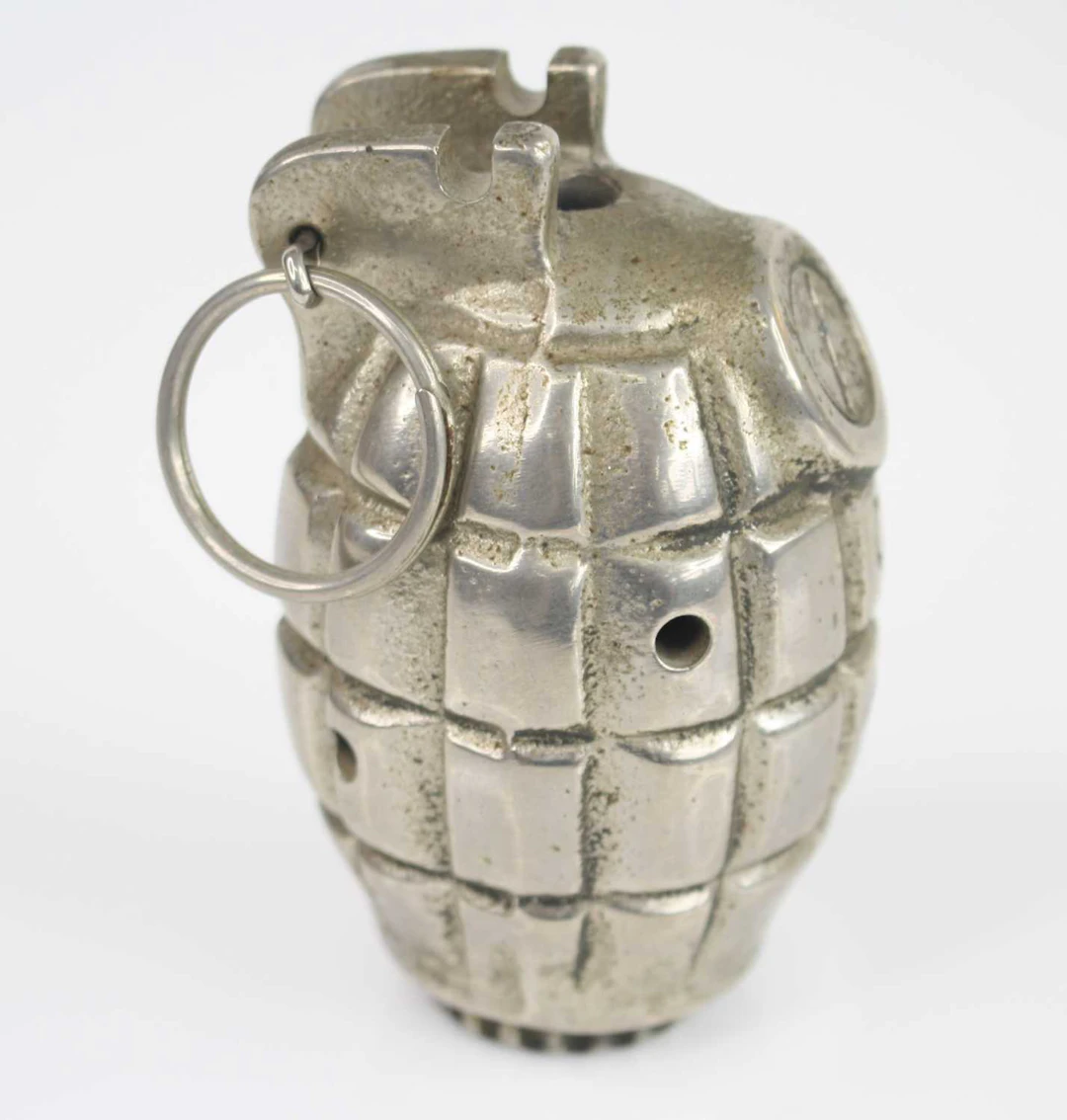 Lot 1036 - An inert WW II Mills No.36 Mk I hand