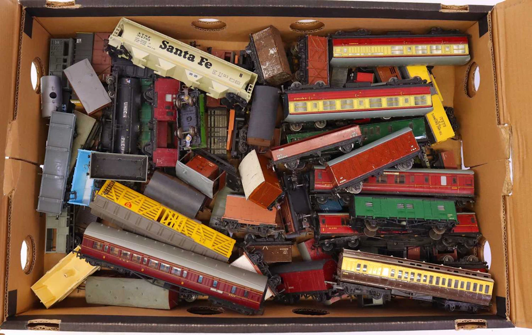 Lot 558 - One tray containing various 00 gauge wagons