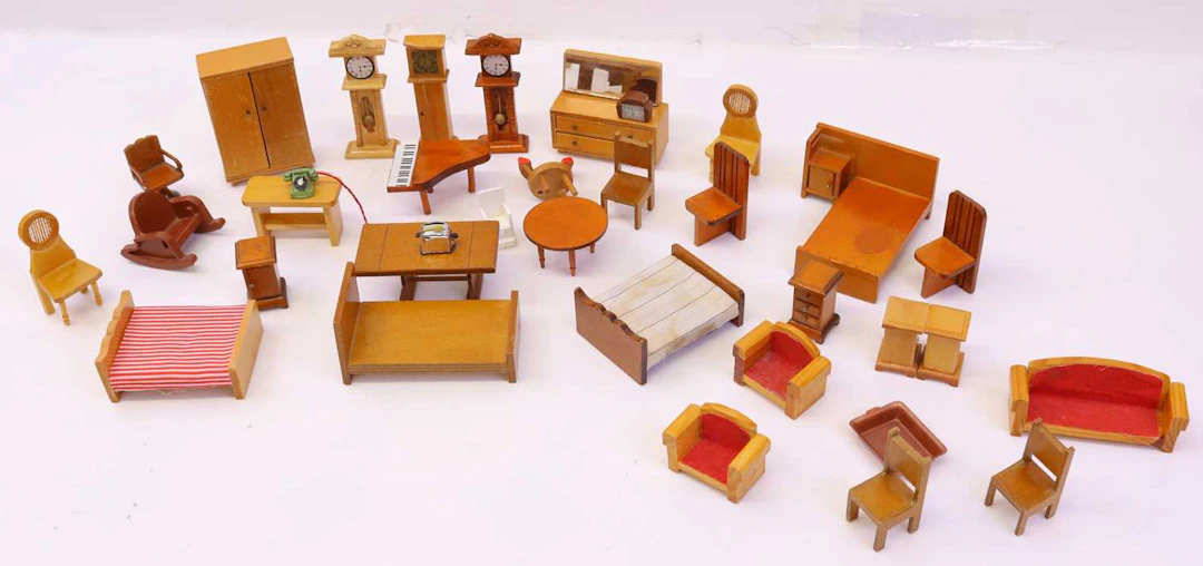 Lot 454 - Small collection of Dolls House furniture