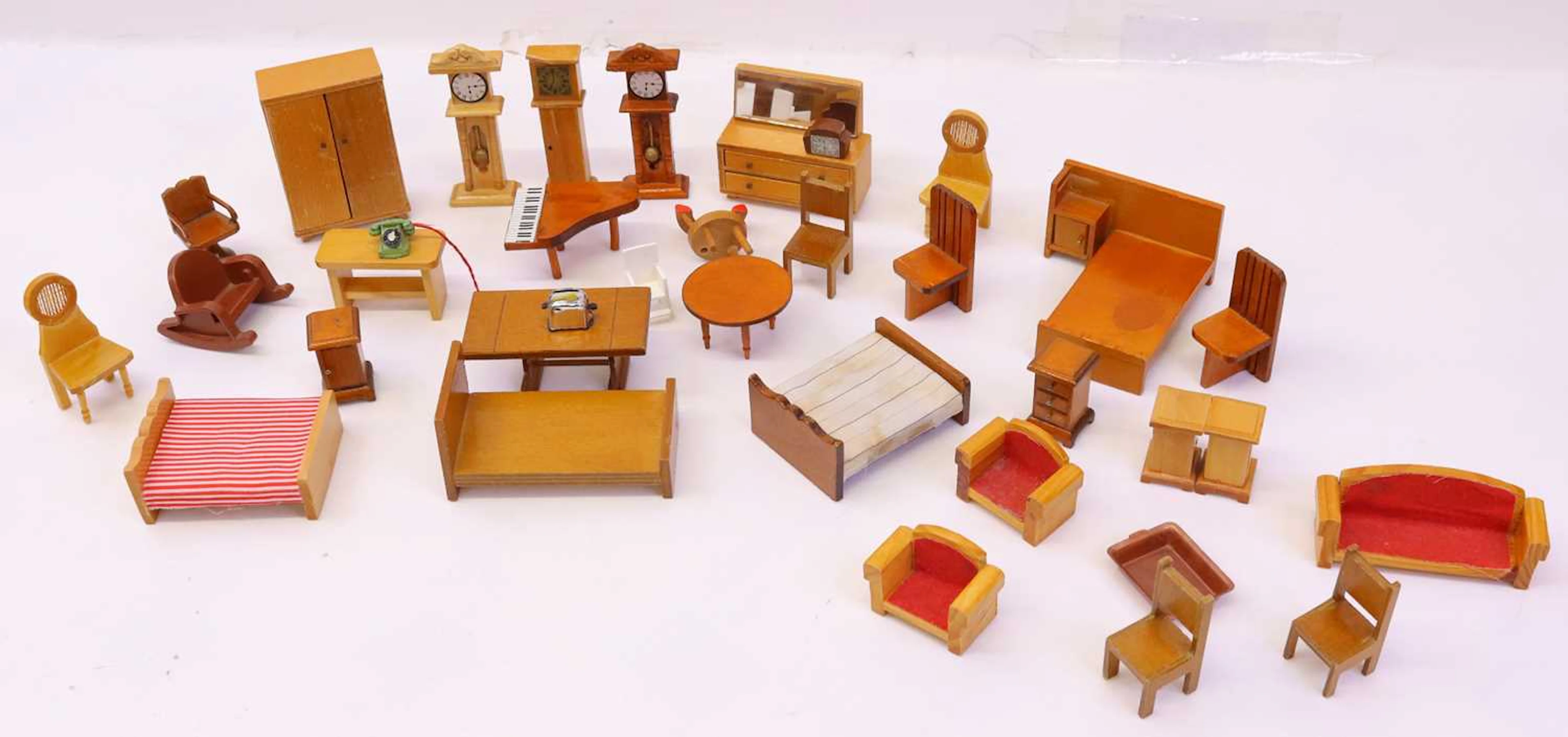 Lot 454 - Small collection of Dolls House furniture