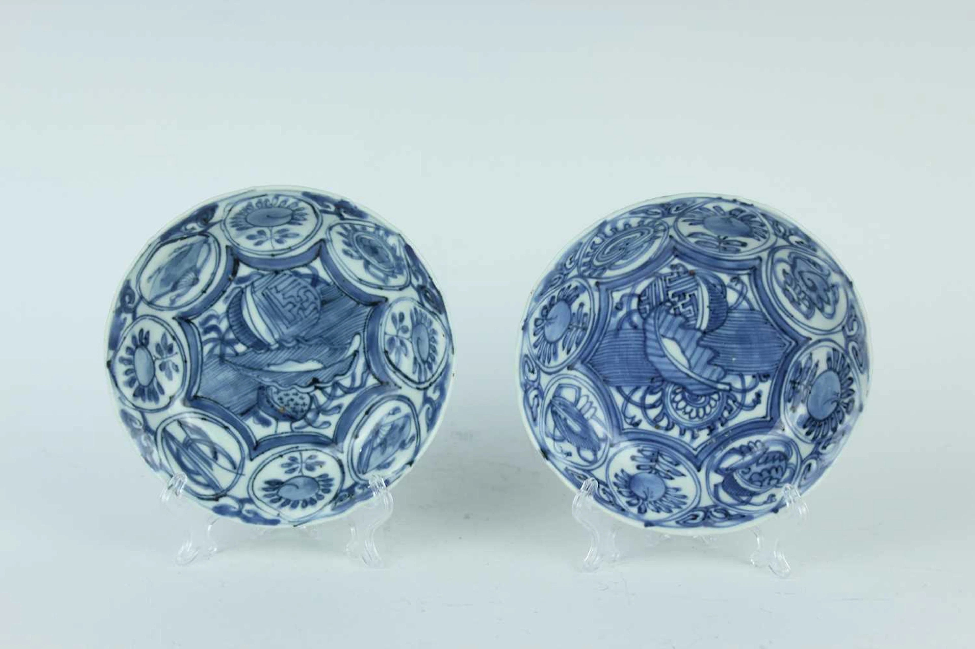 Lot 12 - A pair of Chinese blue and white 'Kraak'