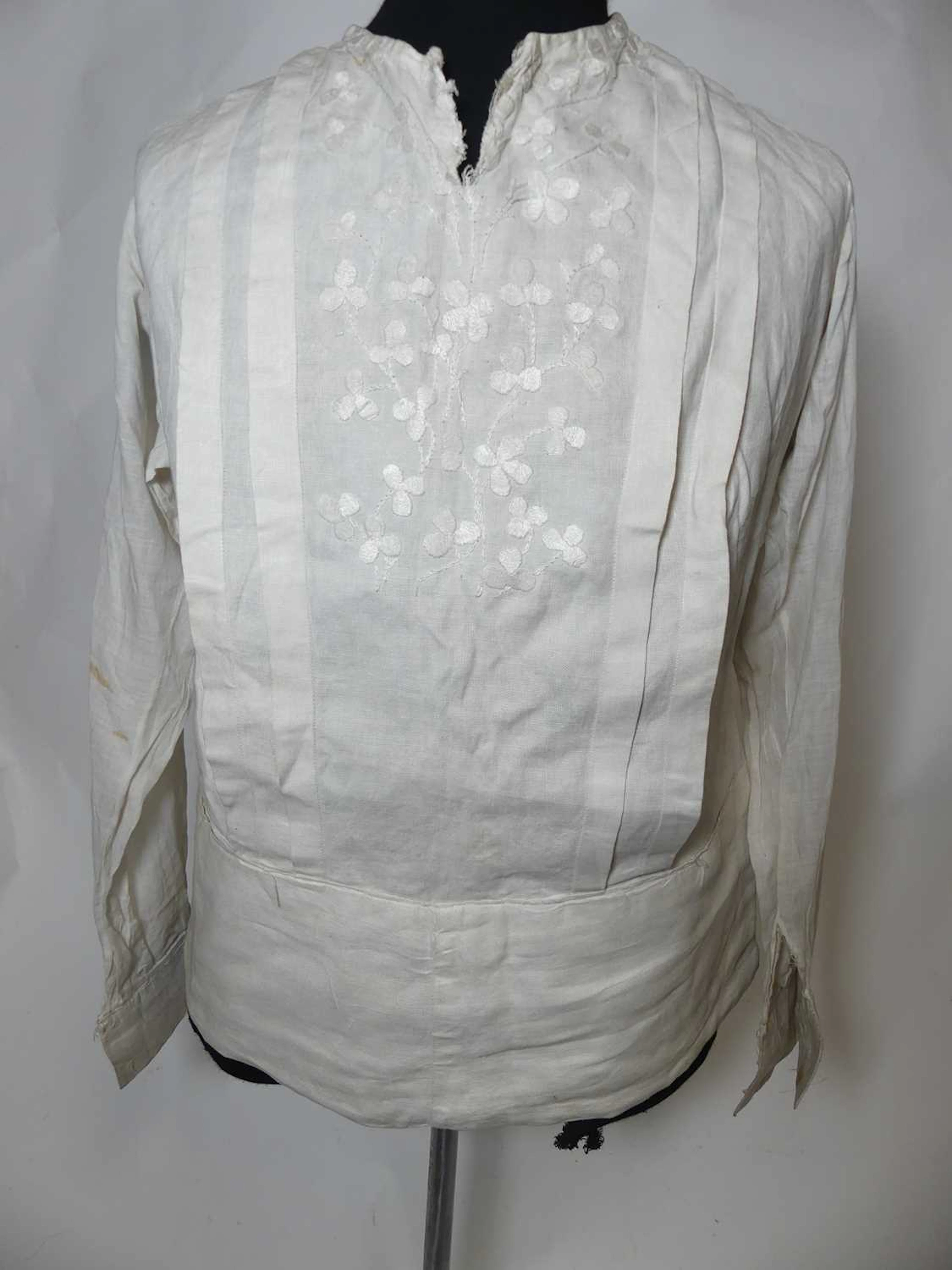 Lot 597 - A collection of vintage clothing to include;