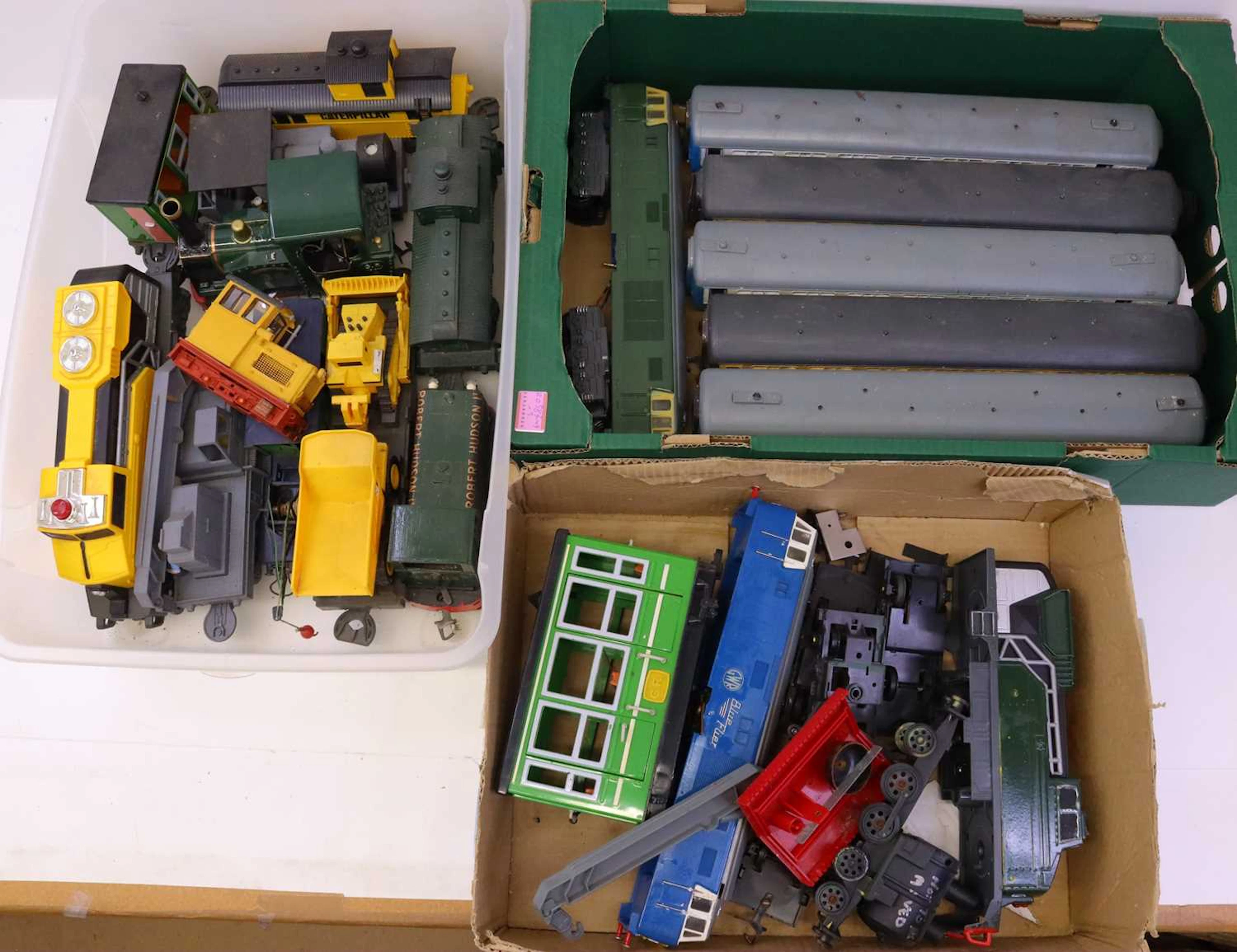 Lot 339 - Three trays containing various 0-gauge and