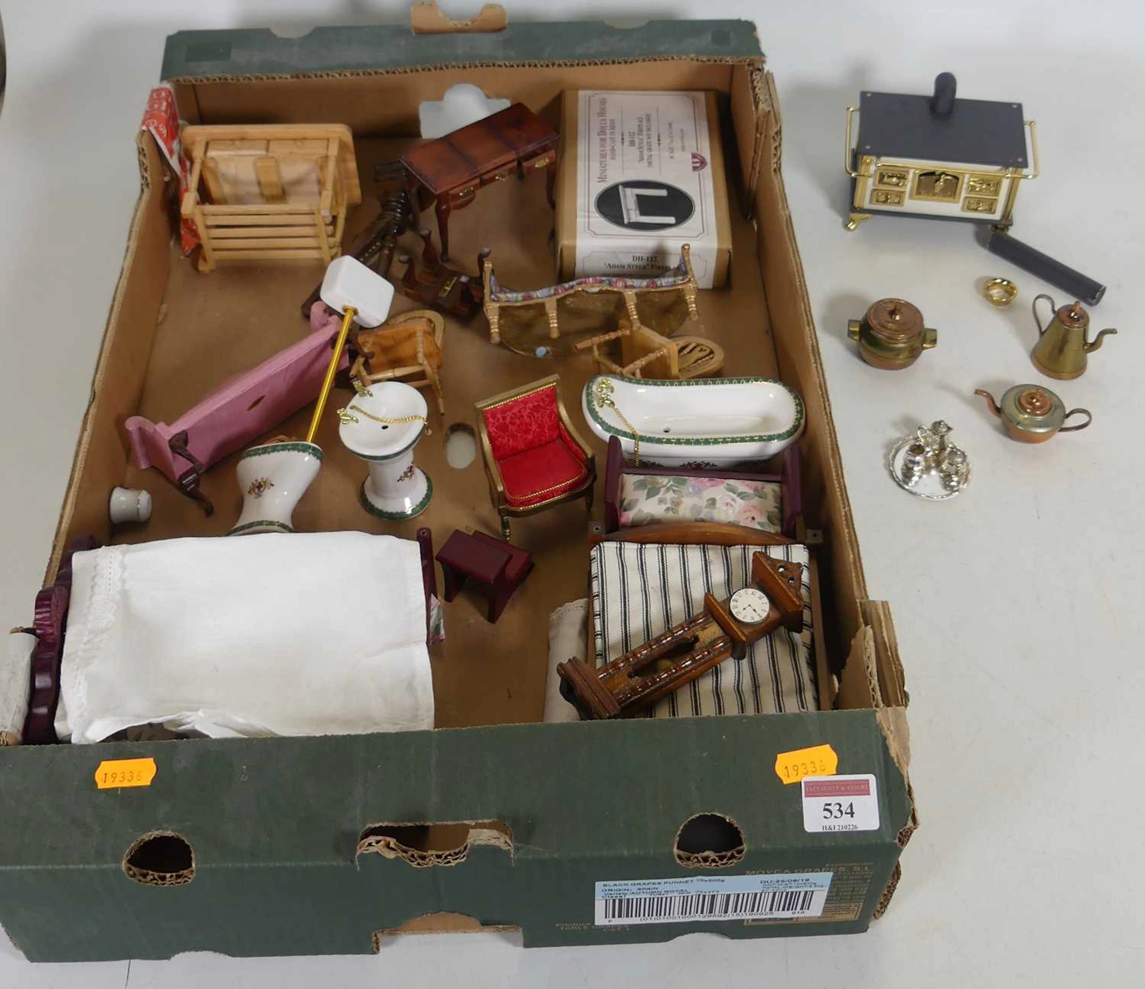 Lot 534 - A collection of assorted dolls house