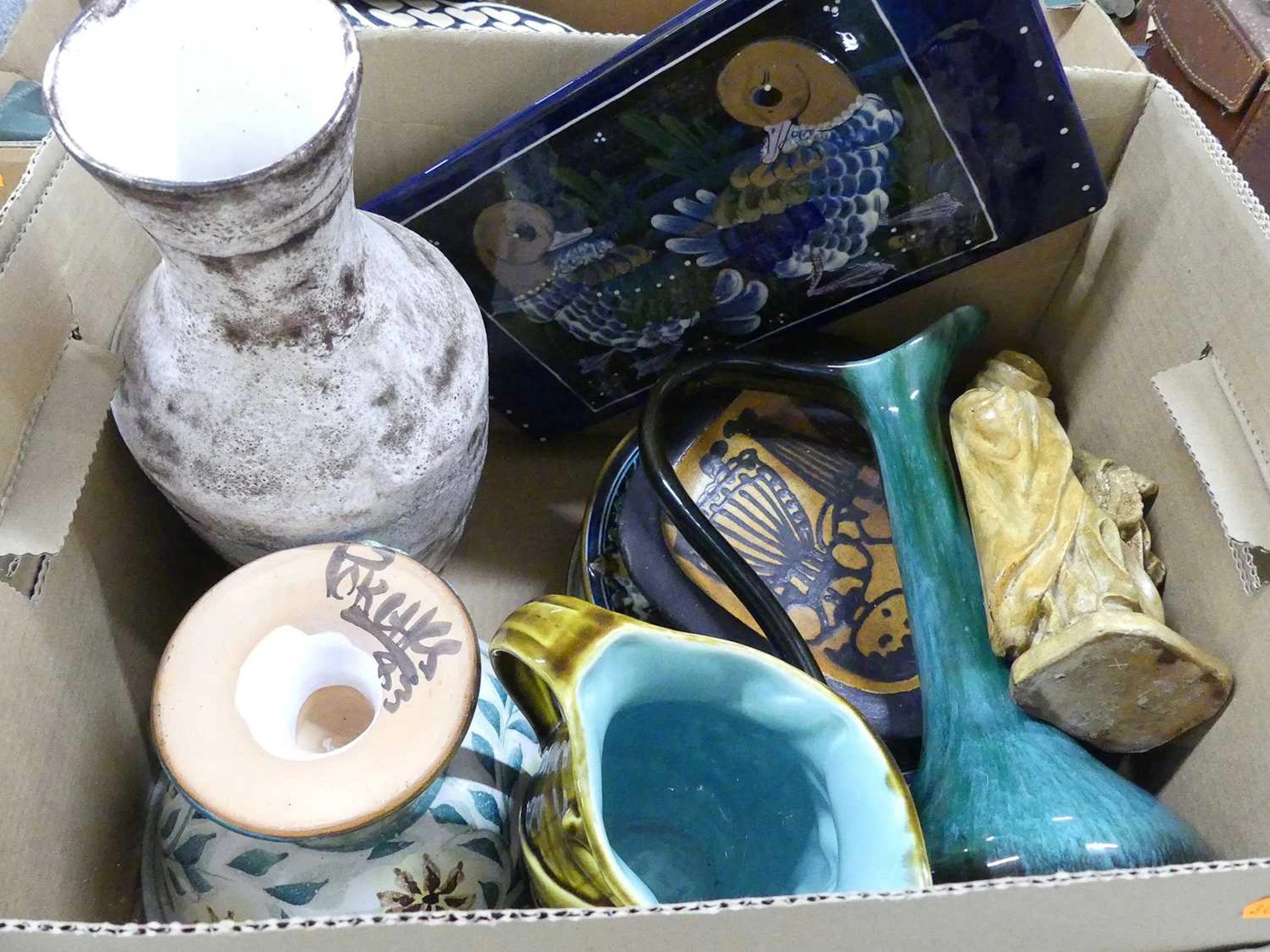 Lot 137 - A collection of ceramics, to include a