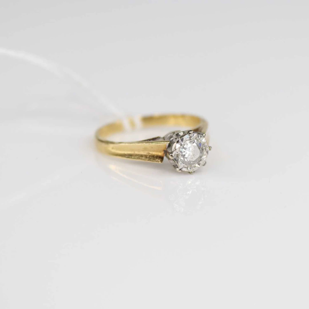 Lot 219 - An 18ct gold diamond solitaire ring, early