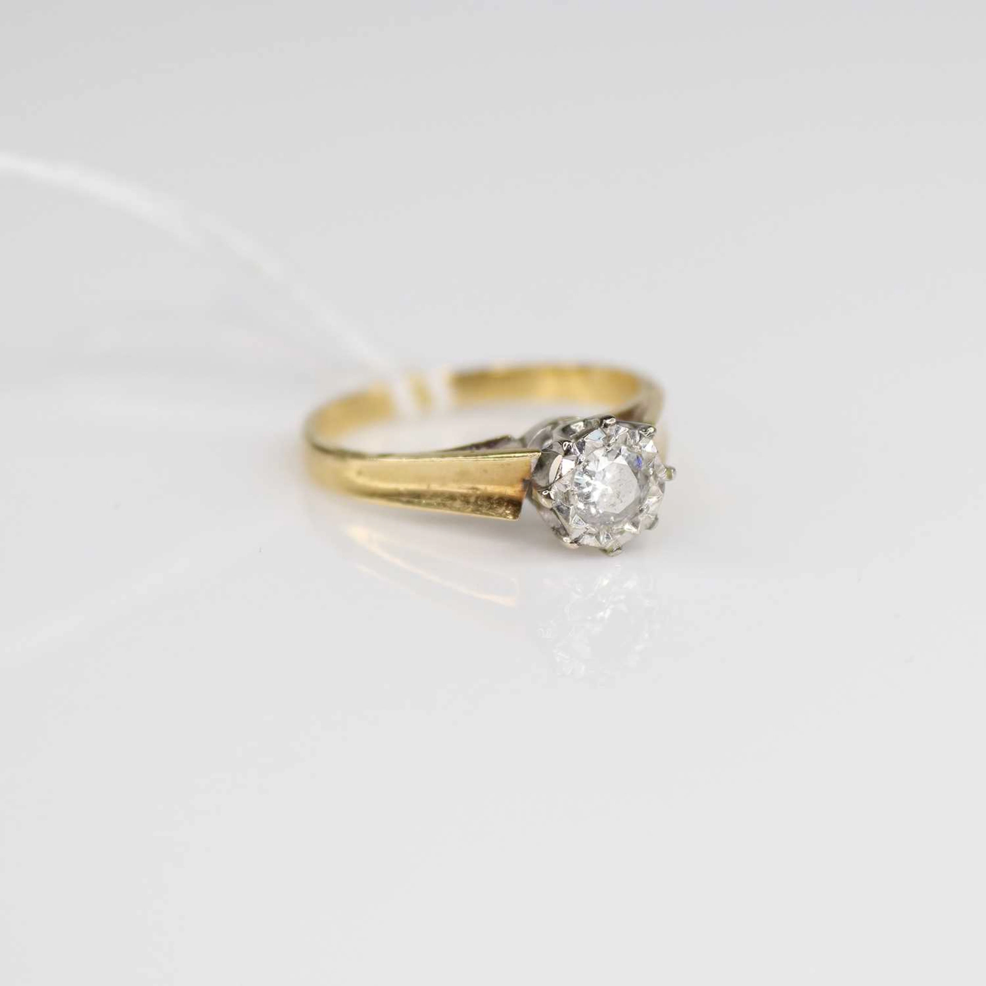Lot 219 - An 18ct gold diamond solitaire ring, early