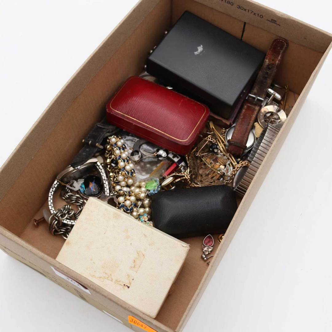 Lot 362 - A collection of jewellery, to include a