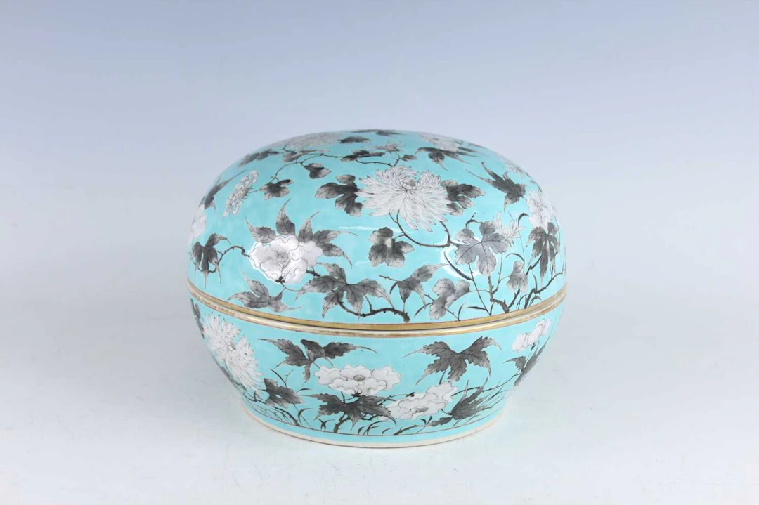 Lot 80 - A Chinese famille rose Dayazhai-style