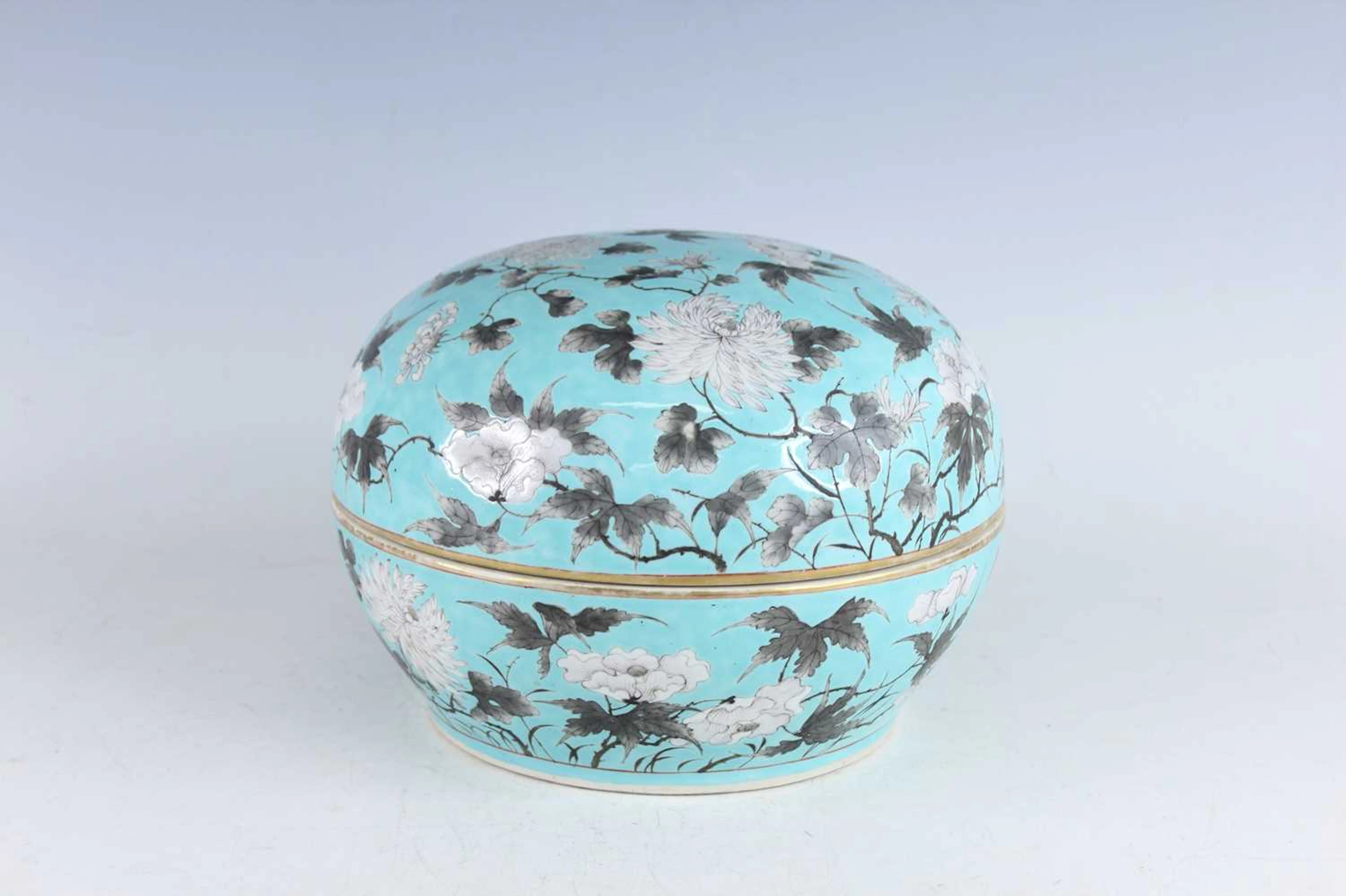 Lot 80 - A Chinese famille rose Dayazhai-style