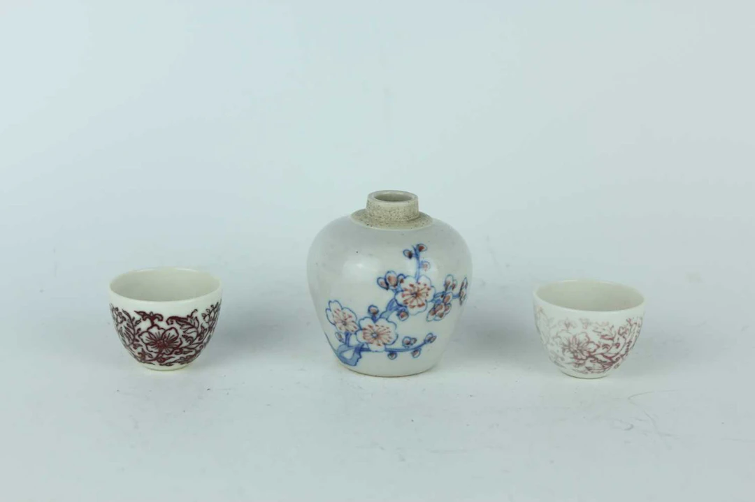 Lot 23 - A small Chinese underglaze blue and
