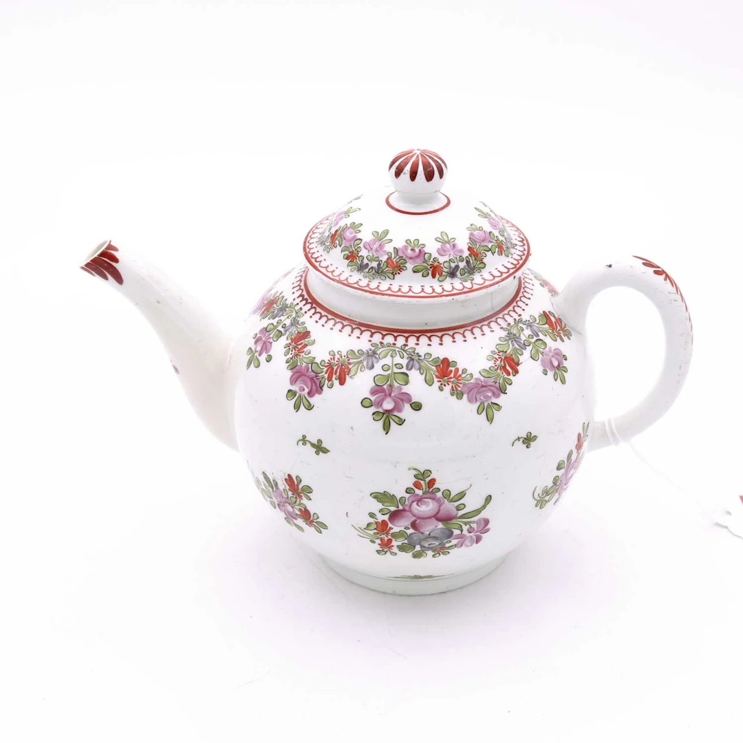 Lot 106 - An 18th century Lowestoft porcelain teapot