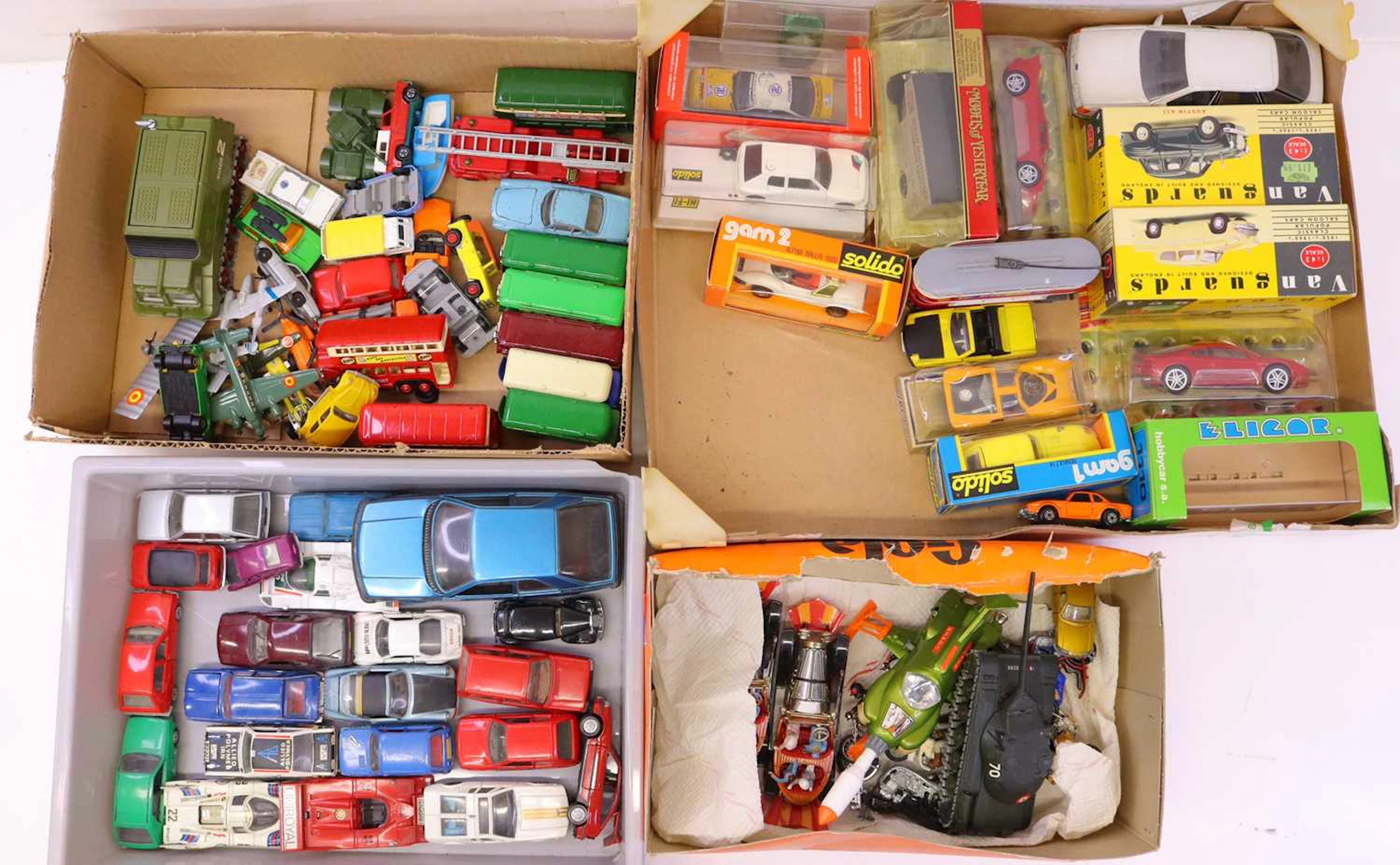 Lot 204 - A collection of boxed and loose modern issue