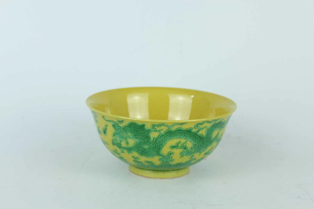Lot 110 - A Chinese yellow-ground green-enamelled