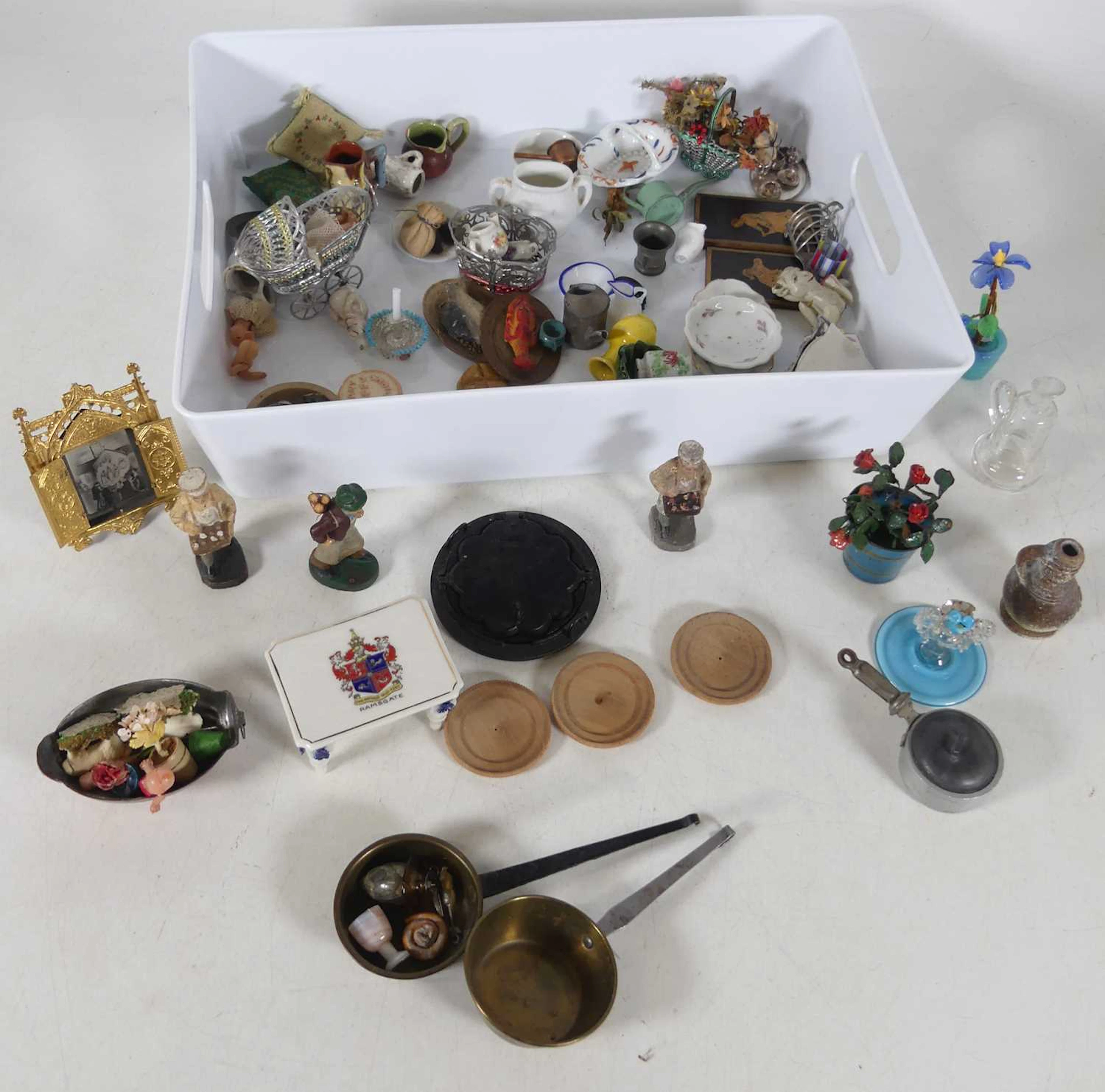 Lot 214 - A collection of dolls house miniatures, to