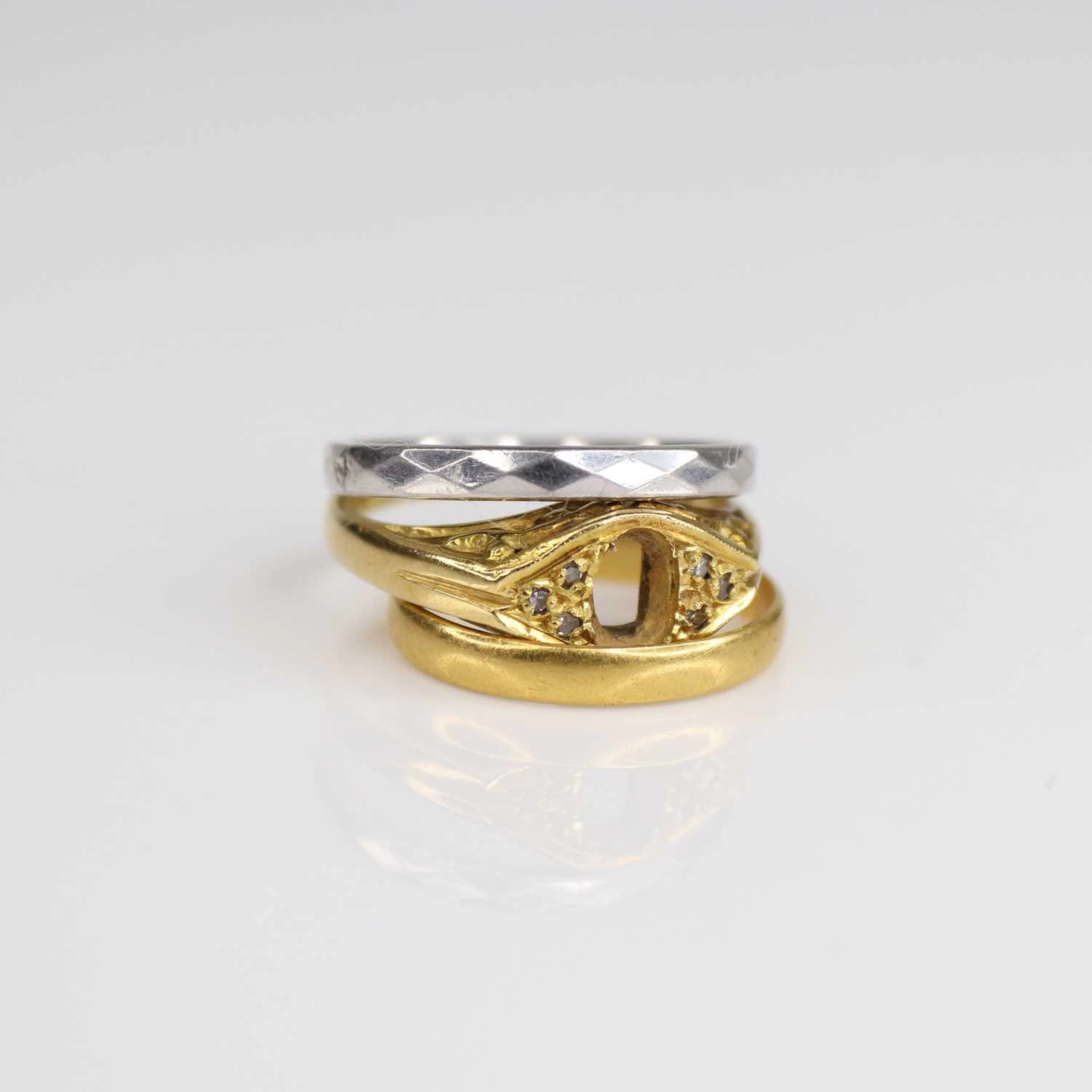 Lot 228 - A 22ct gold court shaped wedding band, size