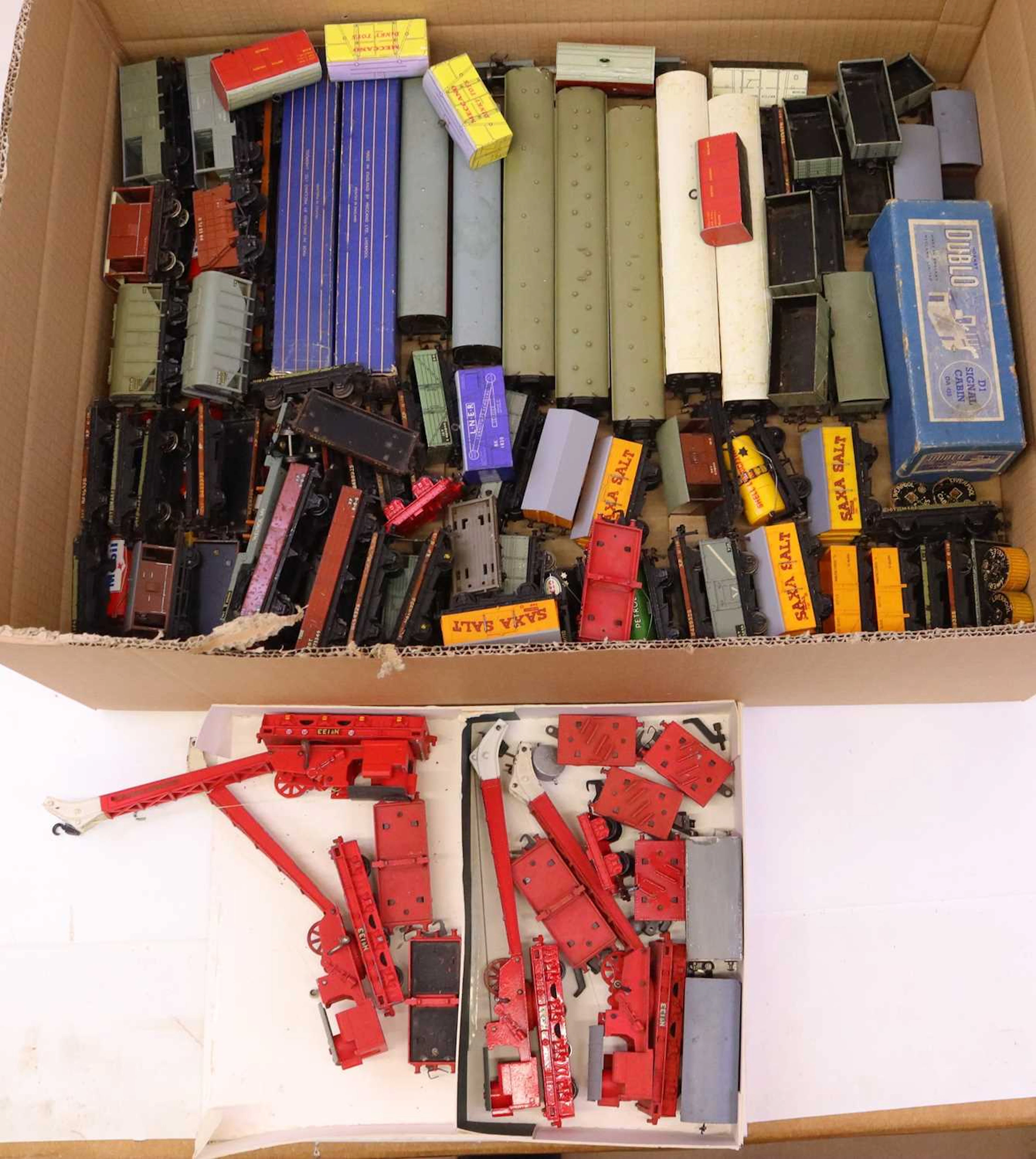 Lot 617 - One tray of mostly Hornby Dublo two and