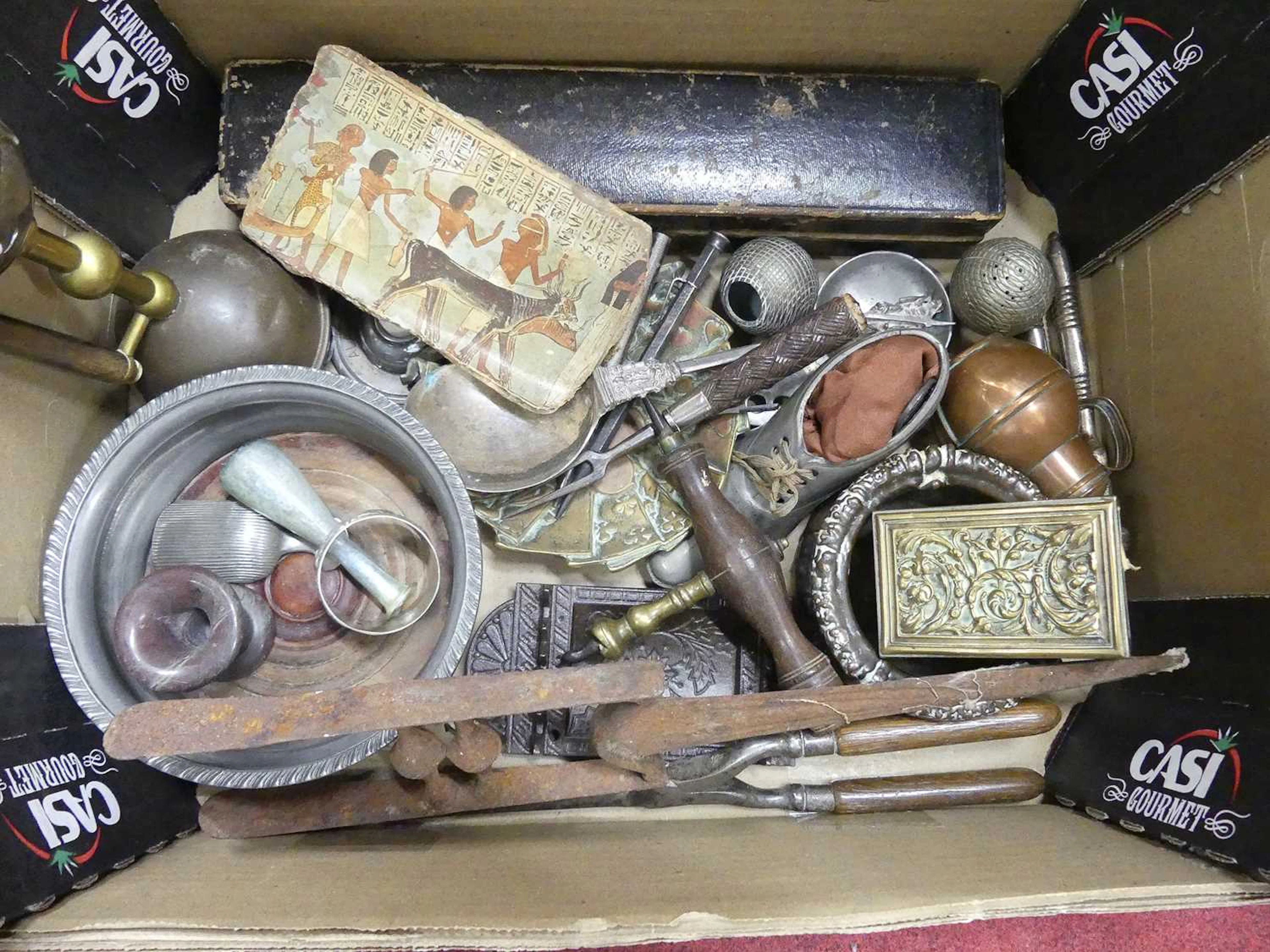 Lot 257 - A collection of miscellaneous items, to