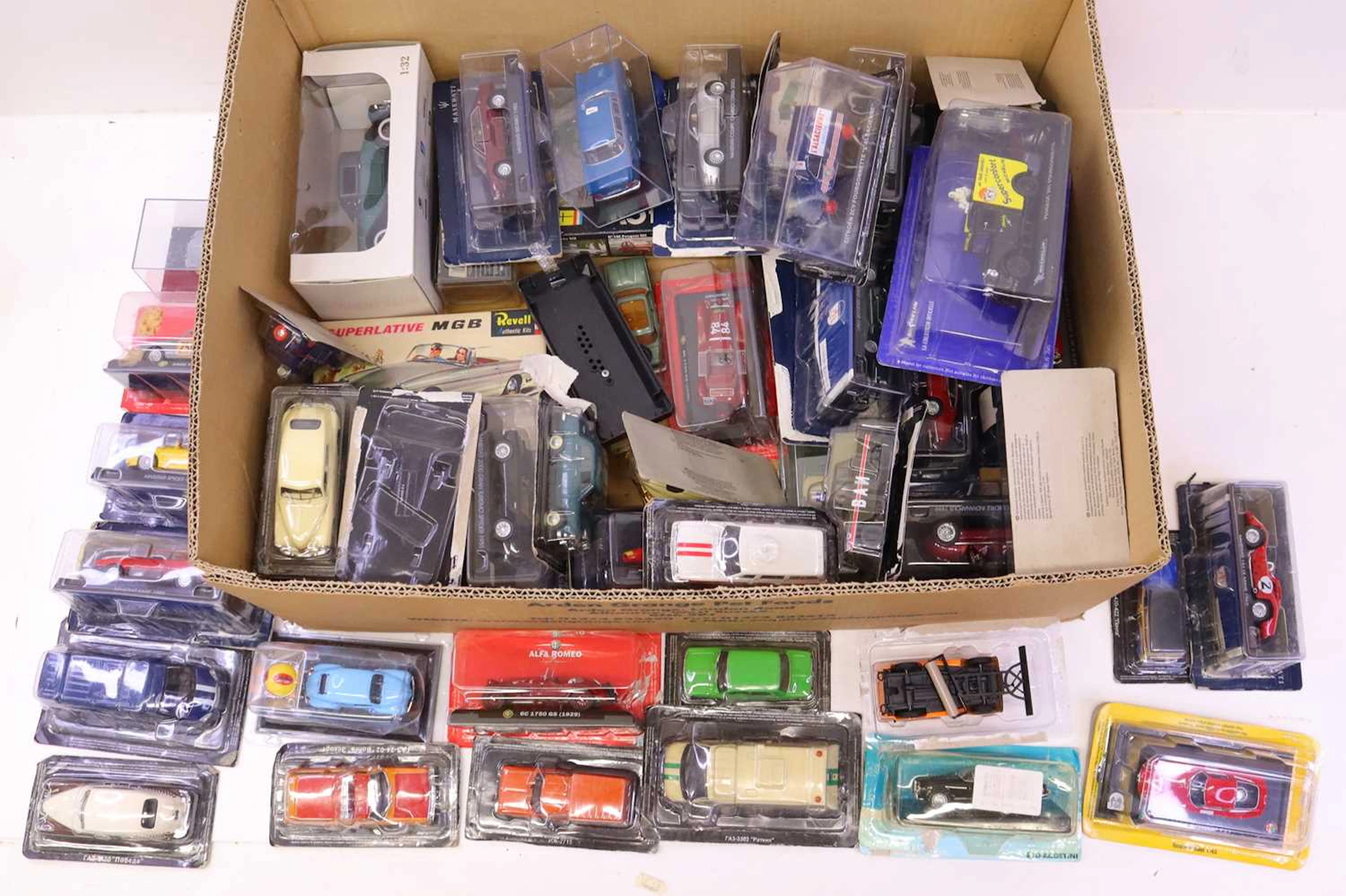 Lot 208 - Tray of mixed plastic kits, vintage diecast