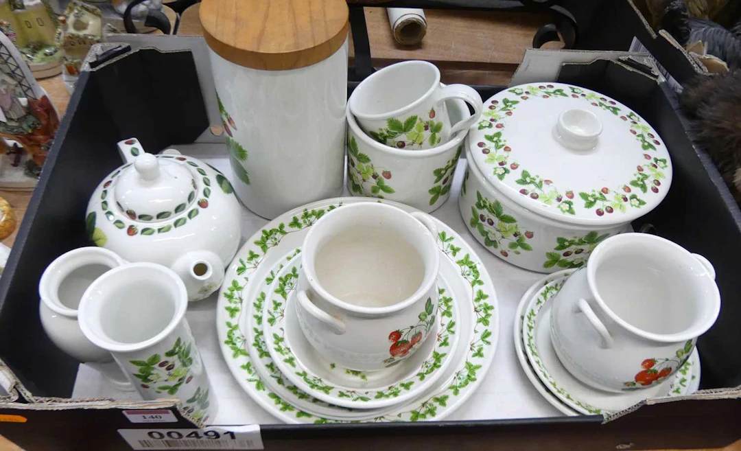 Lot 140 - A collection of Portmeirion Summer