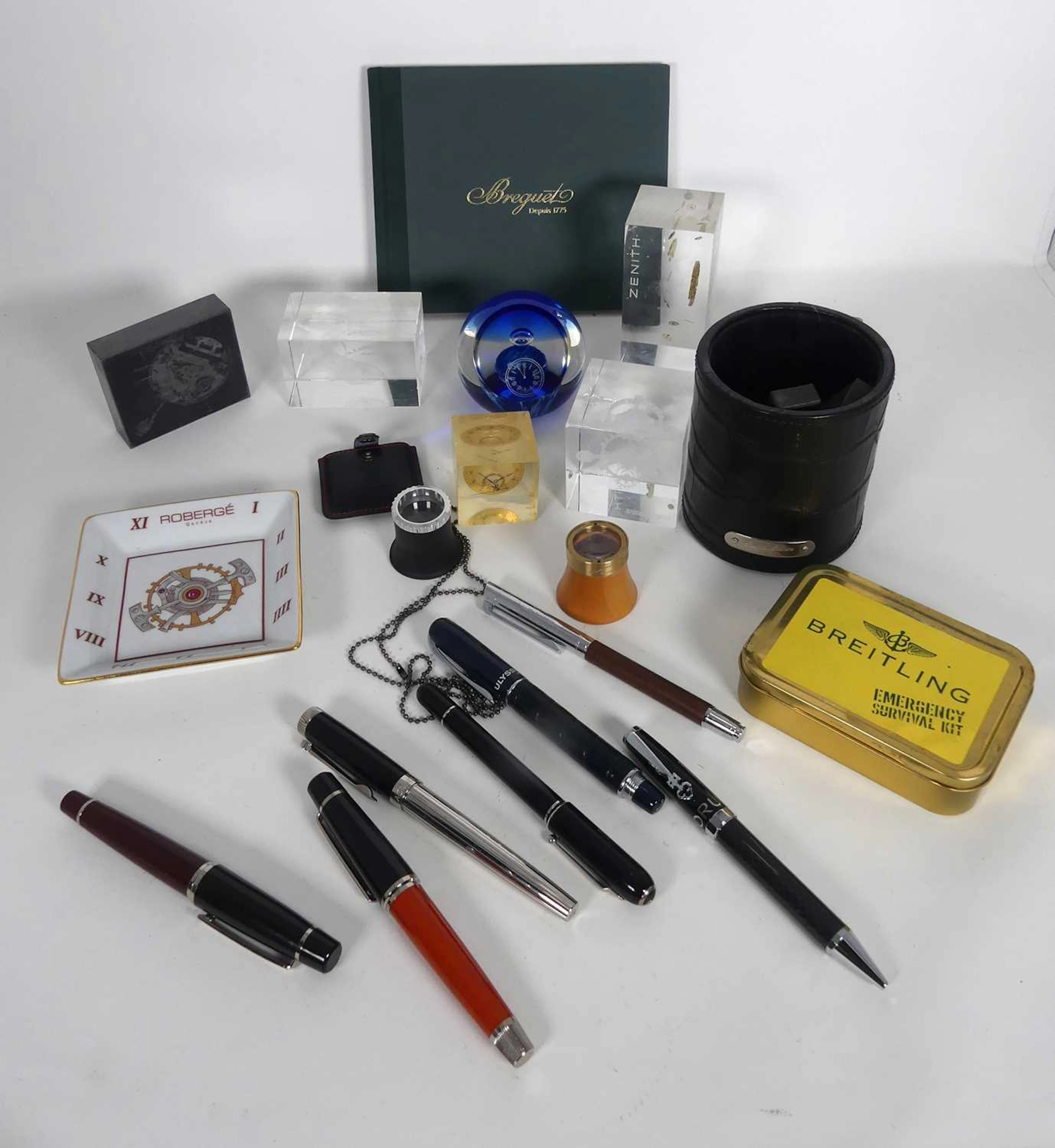 Lot 346 - Mixed lot to include assorted perspex desk