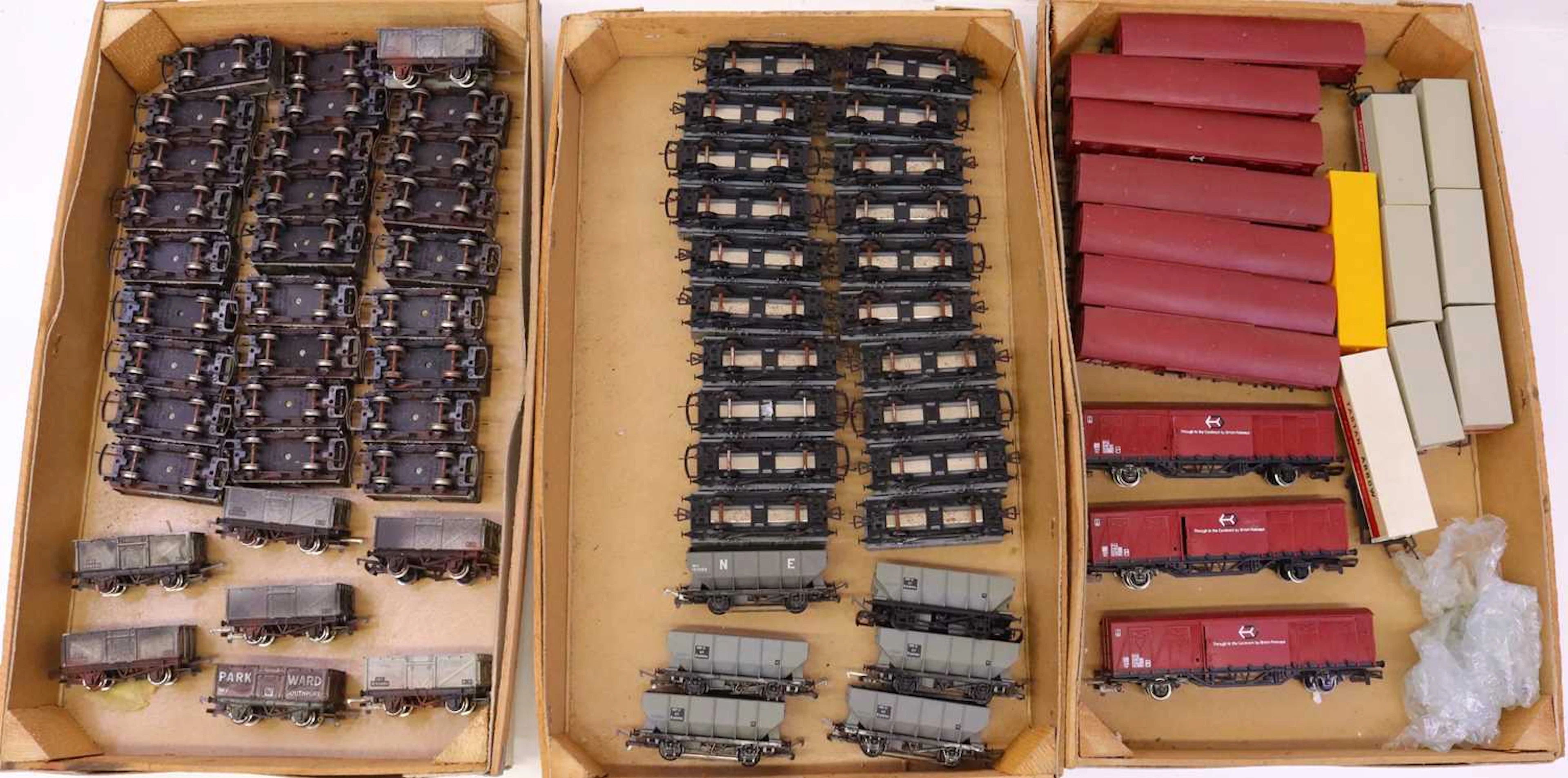 Lot 606 - Three trays containing various 00 gauge