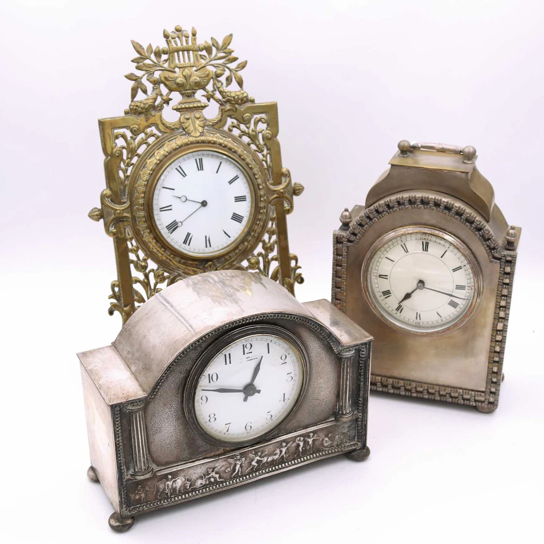 Lot 29 - An early 20th century strut clock, the