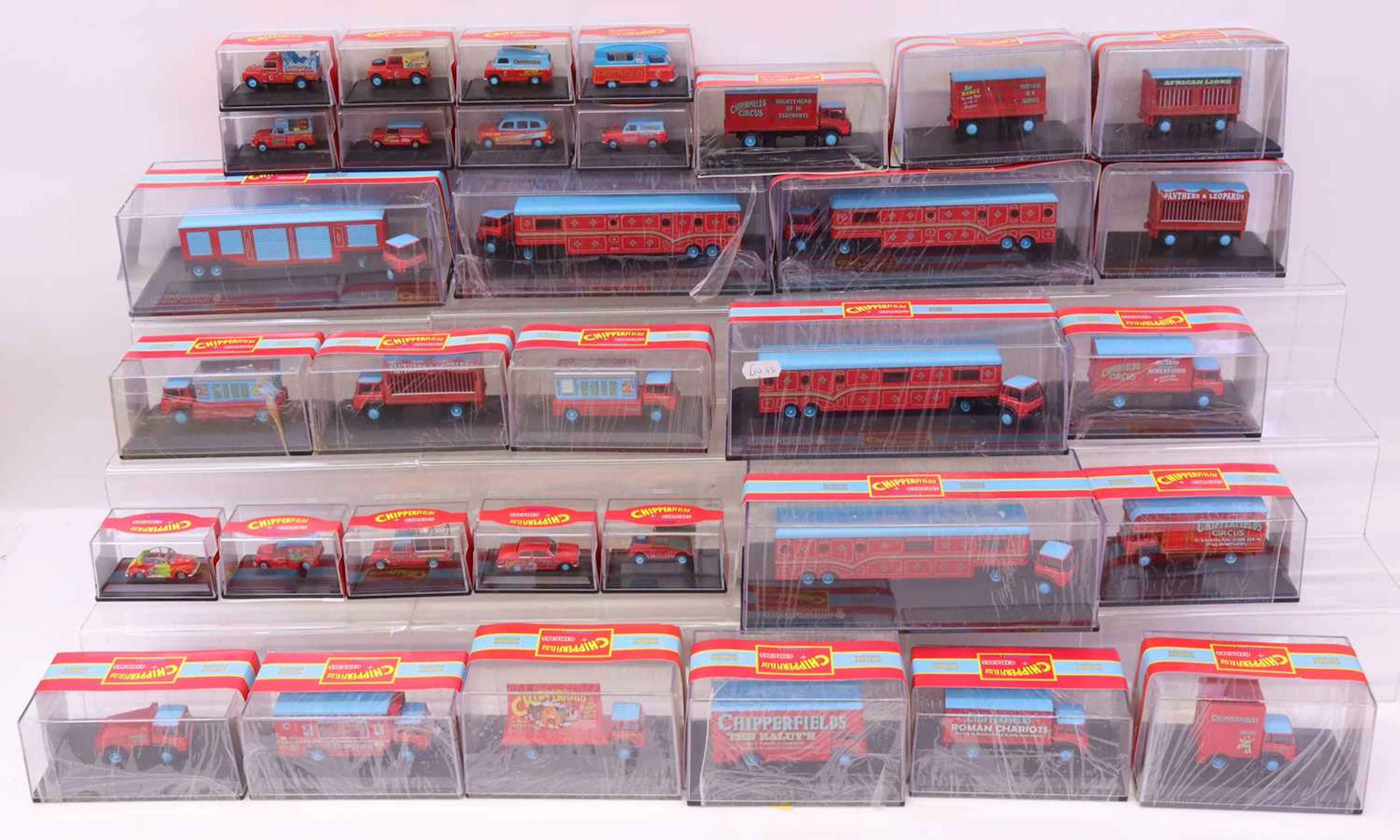Lot 291 - 33 boxed Oxford Diecast Chipperfields Circus