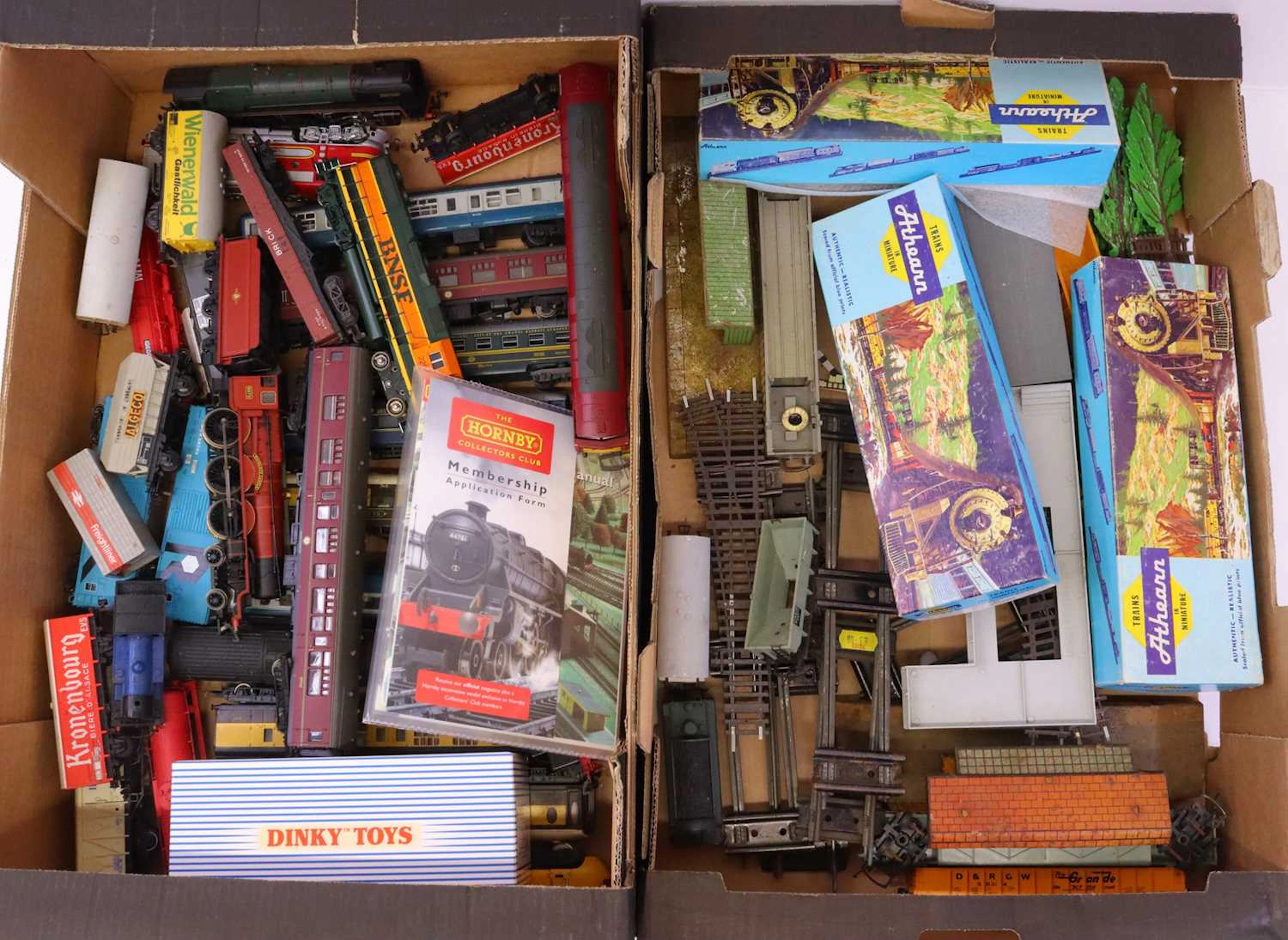 Lot 54 - Two trays of various 00 gauge and HO gauge