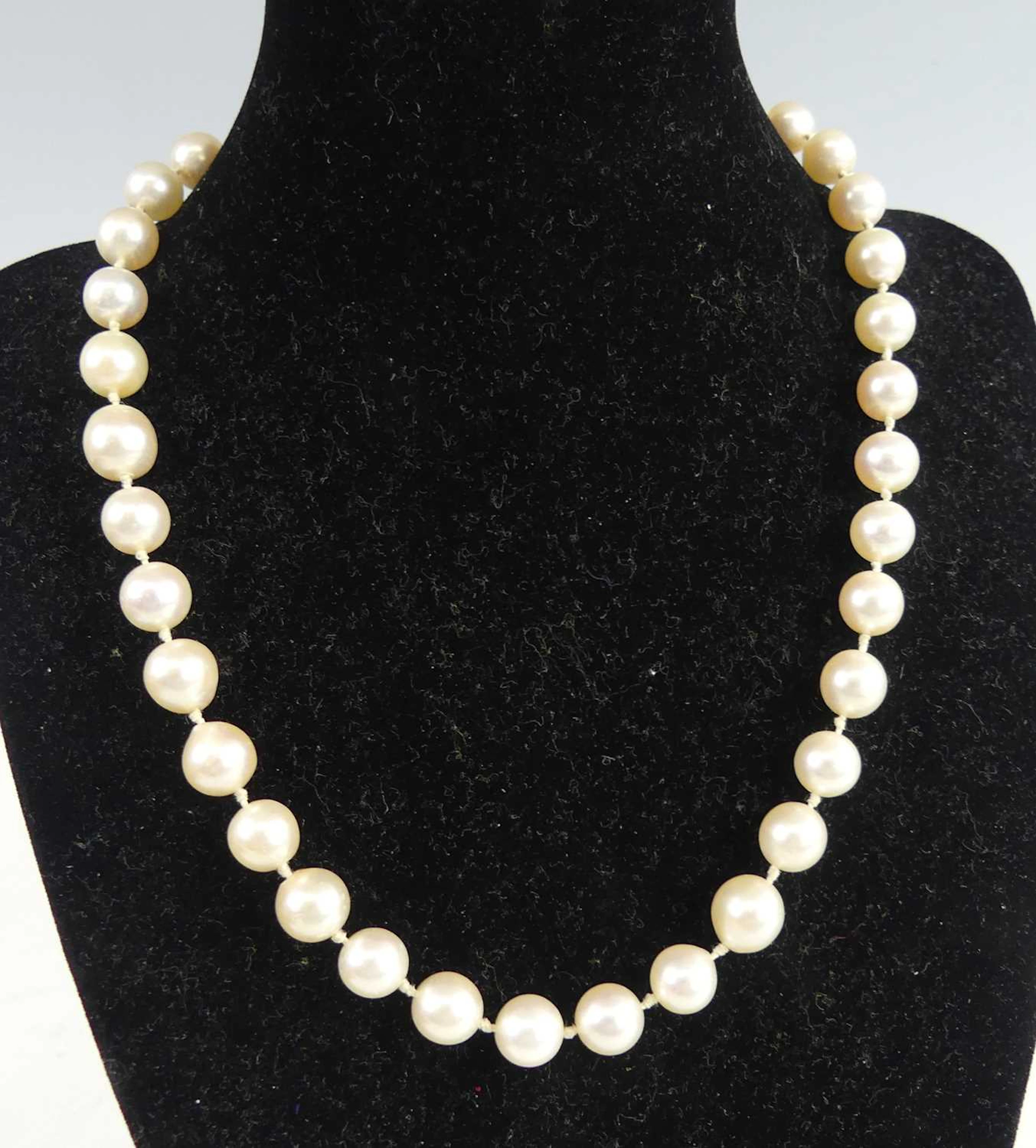 Lot 2245 - A cultured Akoya pearl single-string