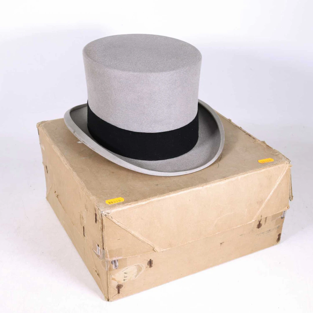 Lot 123 - A gentleman's grey felt top hat by Tress &
