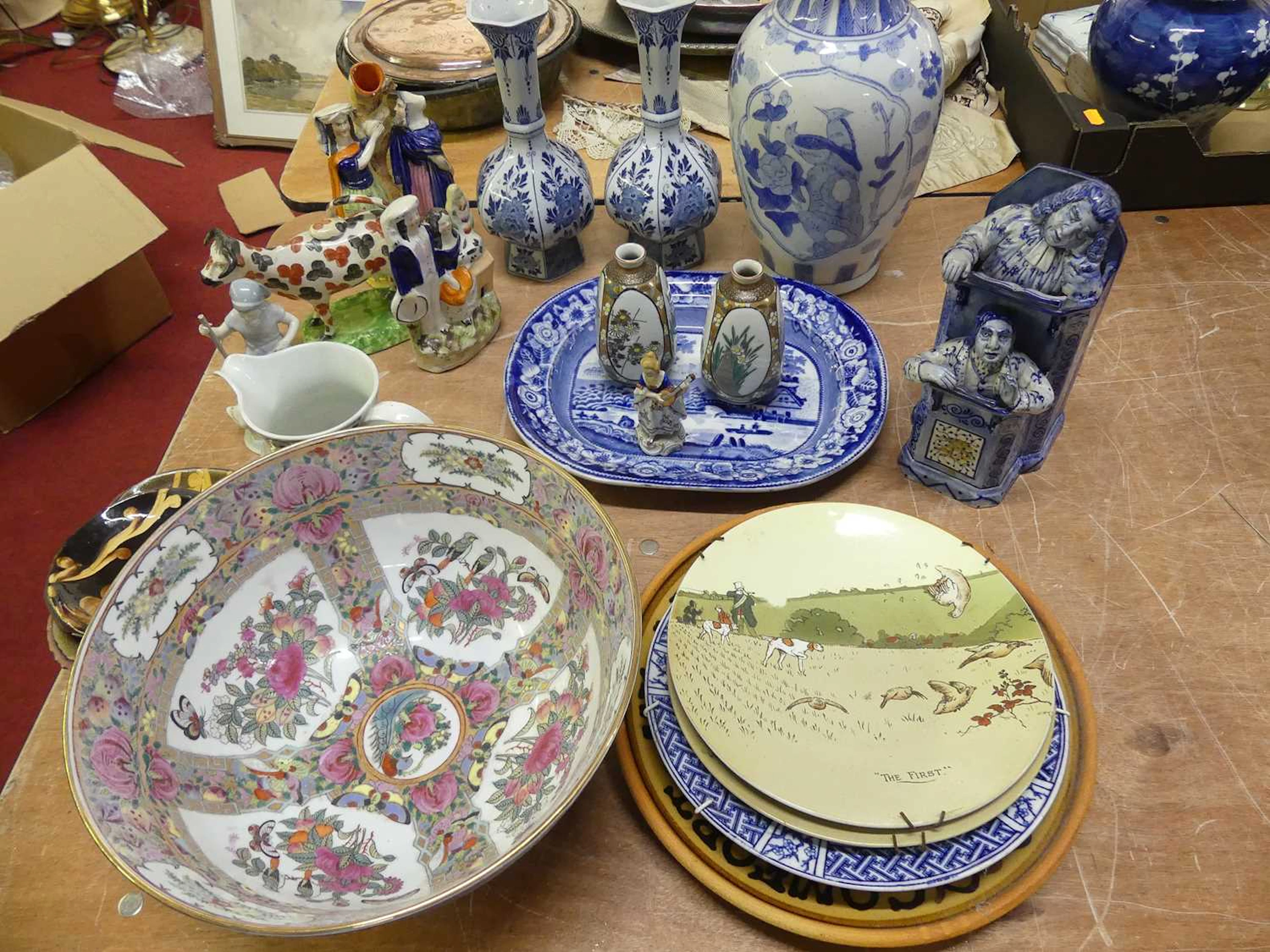 Lot 153 - A collection of ceramics, to include a blue