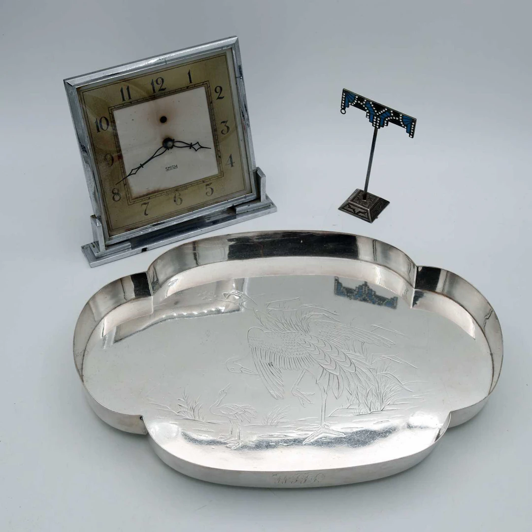 Lot 39 - An Art Deco Smiths electric mantel clock;