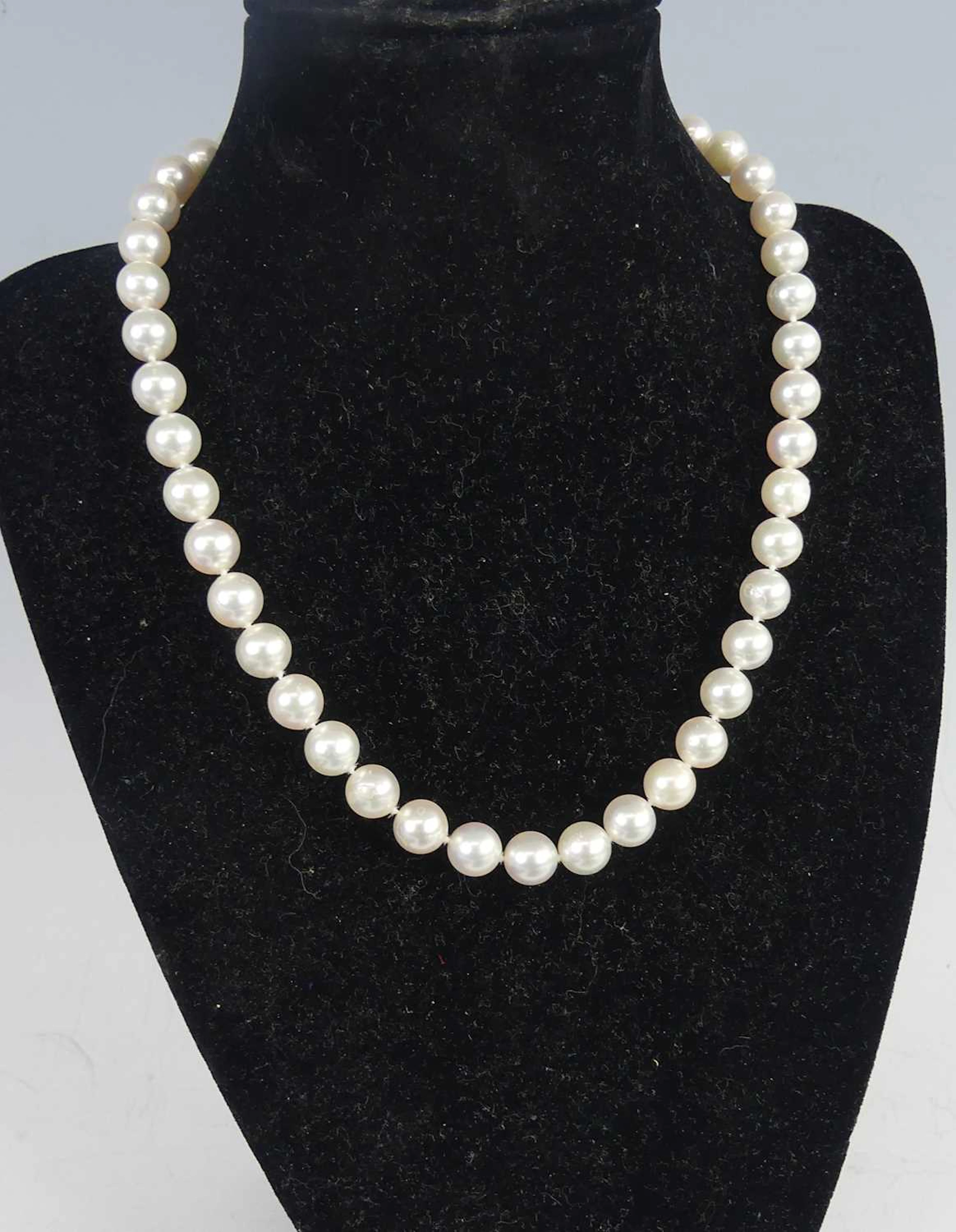 Lot 418 - A single row necklace of forty-four 8 to