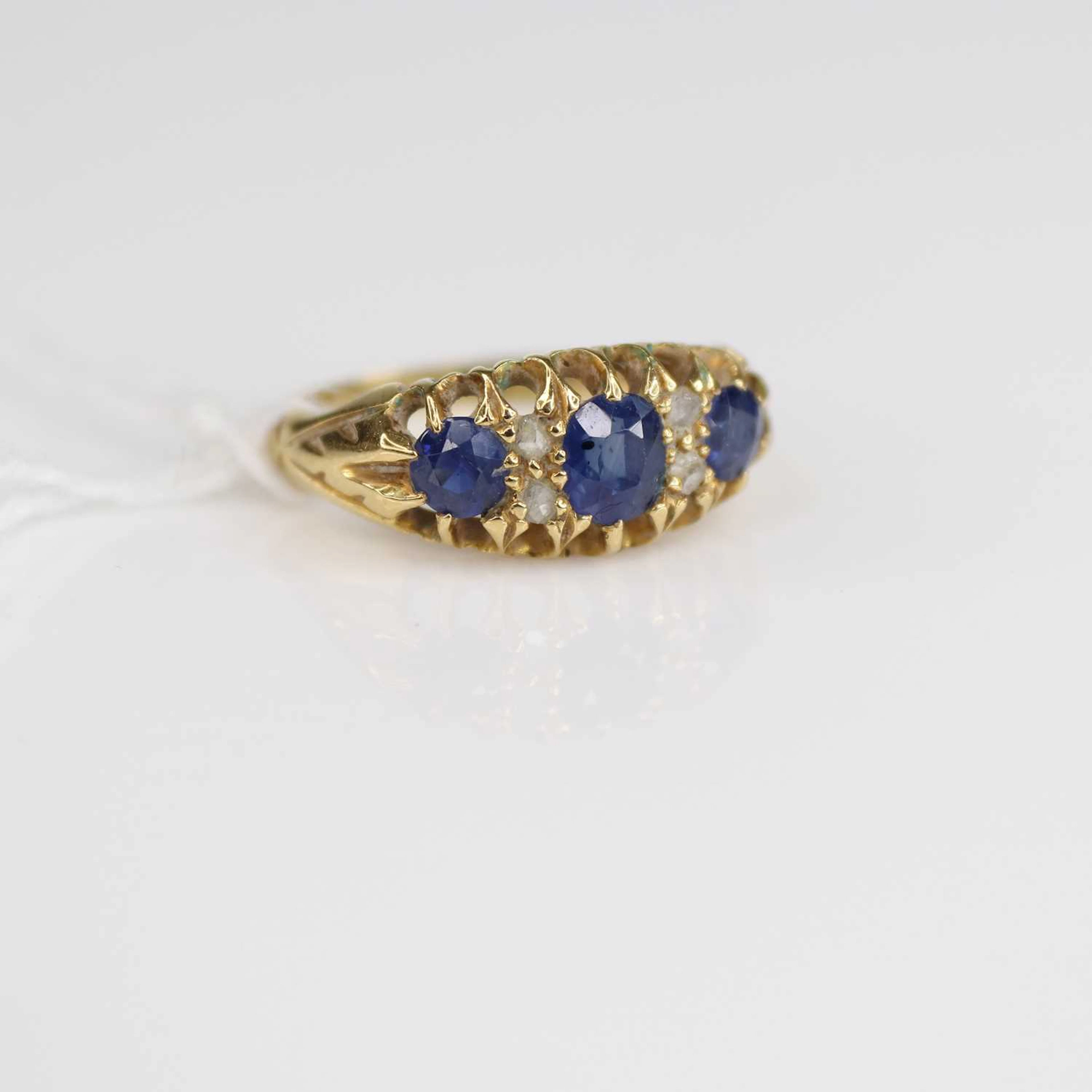 Lot 216 - An early 20th century 18ct gold sapphire and