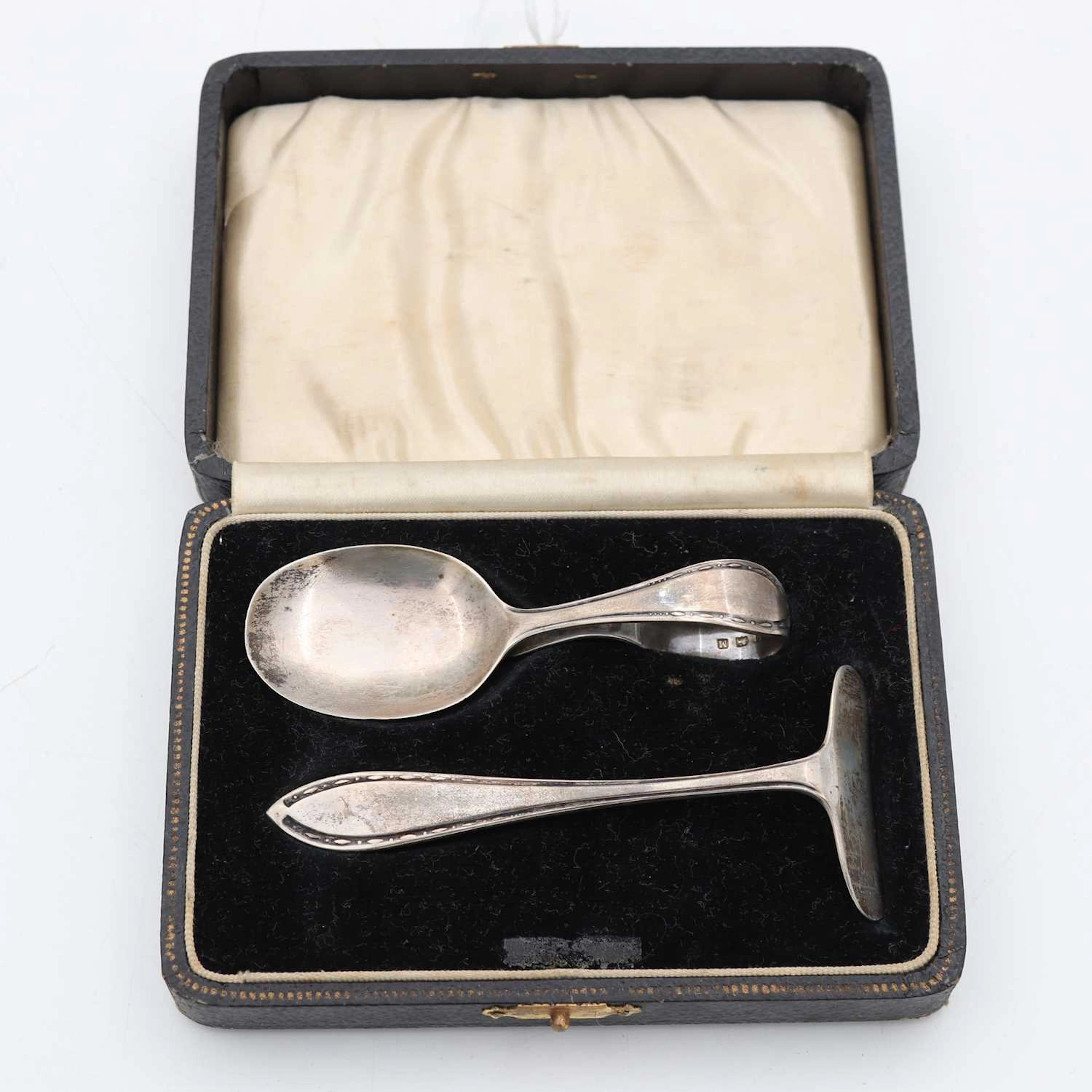 Lot 353 - A George V silver spoon and pusher set