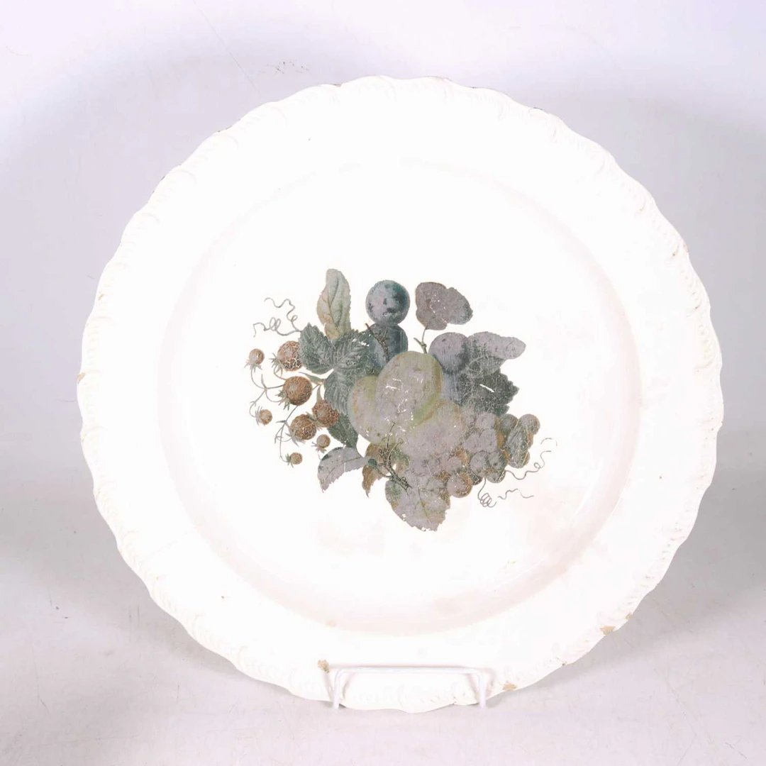 Lot 4 - An 18th century Yorkshire creamware shallow