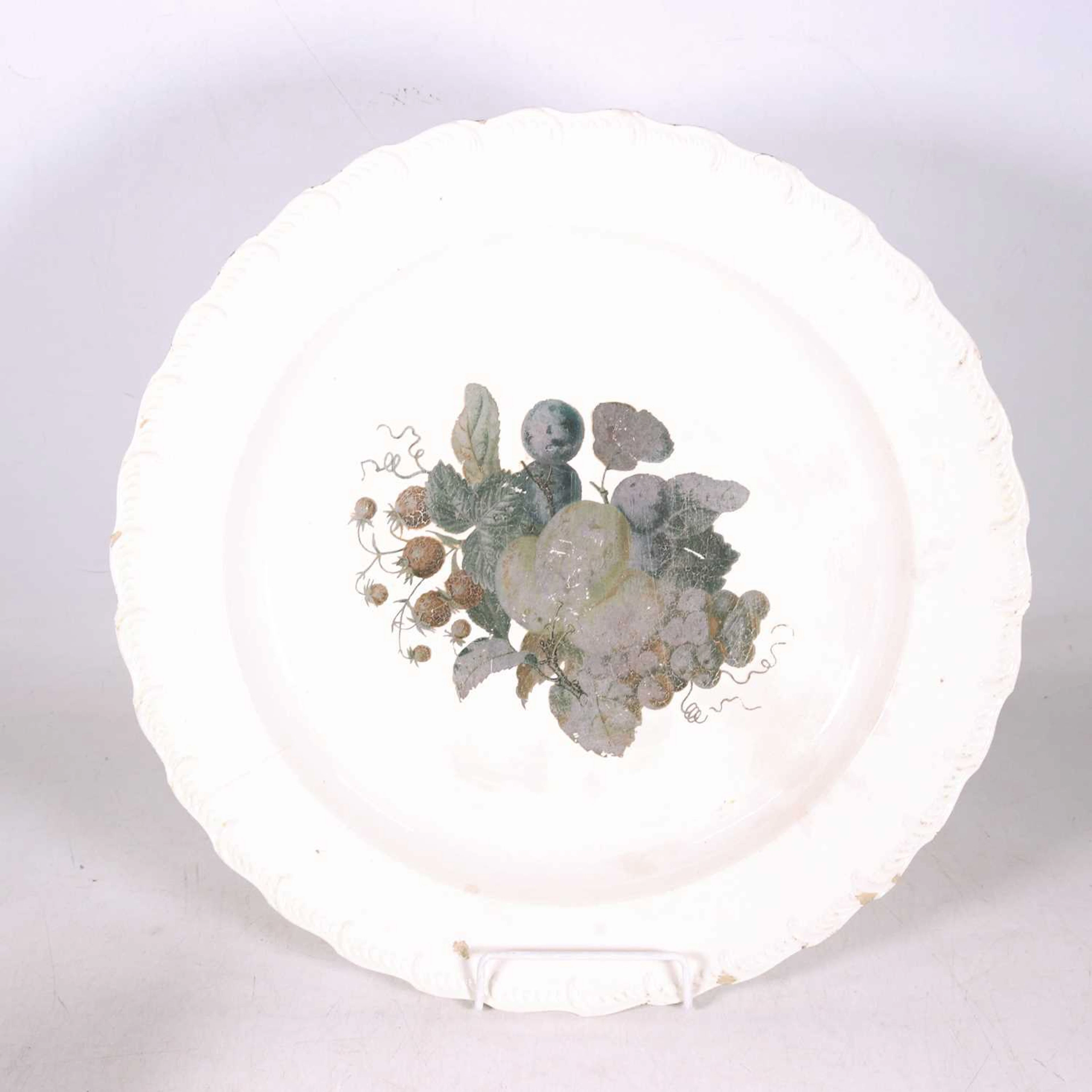Lot 4 - An 18th century Yorkshire creamware shallow