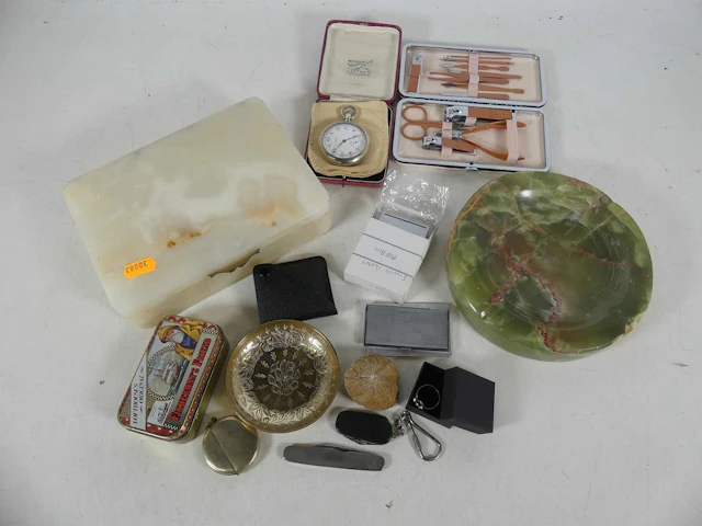 Lot 309 - A collection of items, to include an