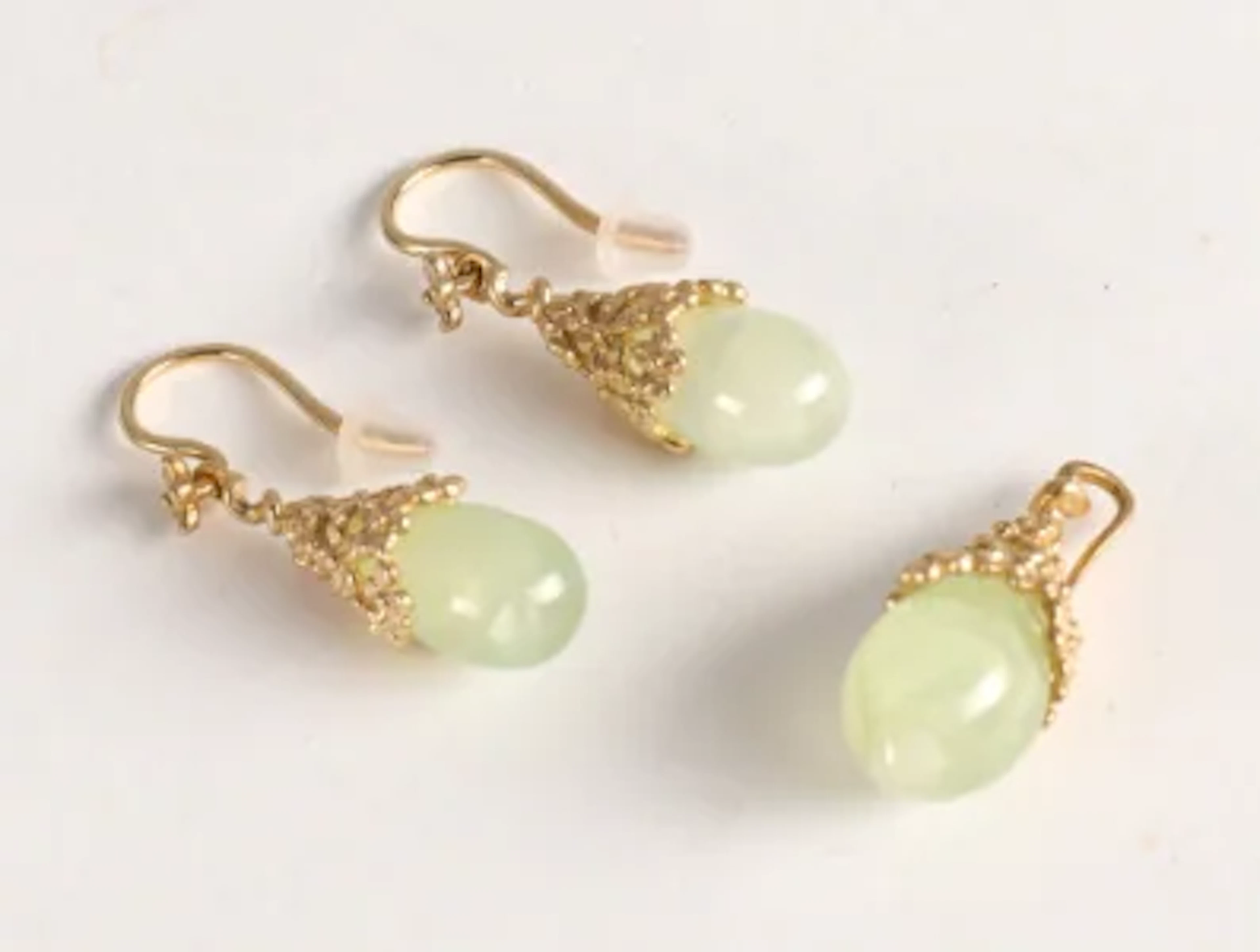 Cenius & Bach. Jewelry set with earrings and pendant of 8 kt. gold