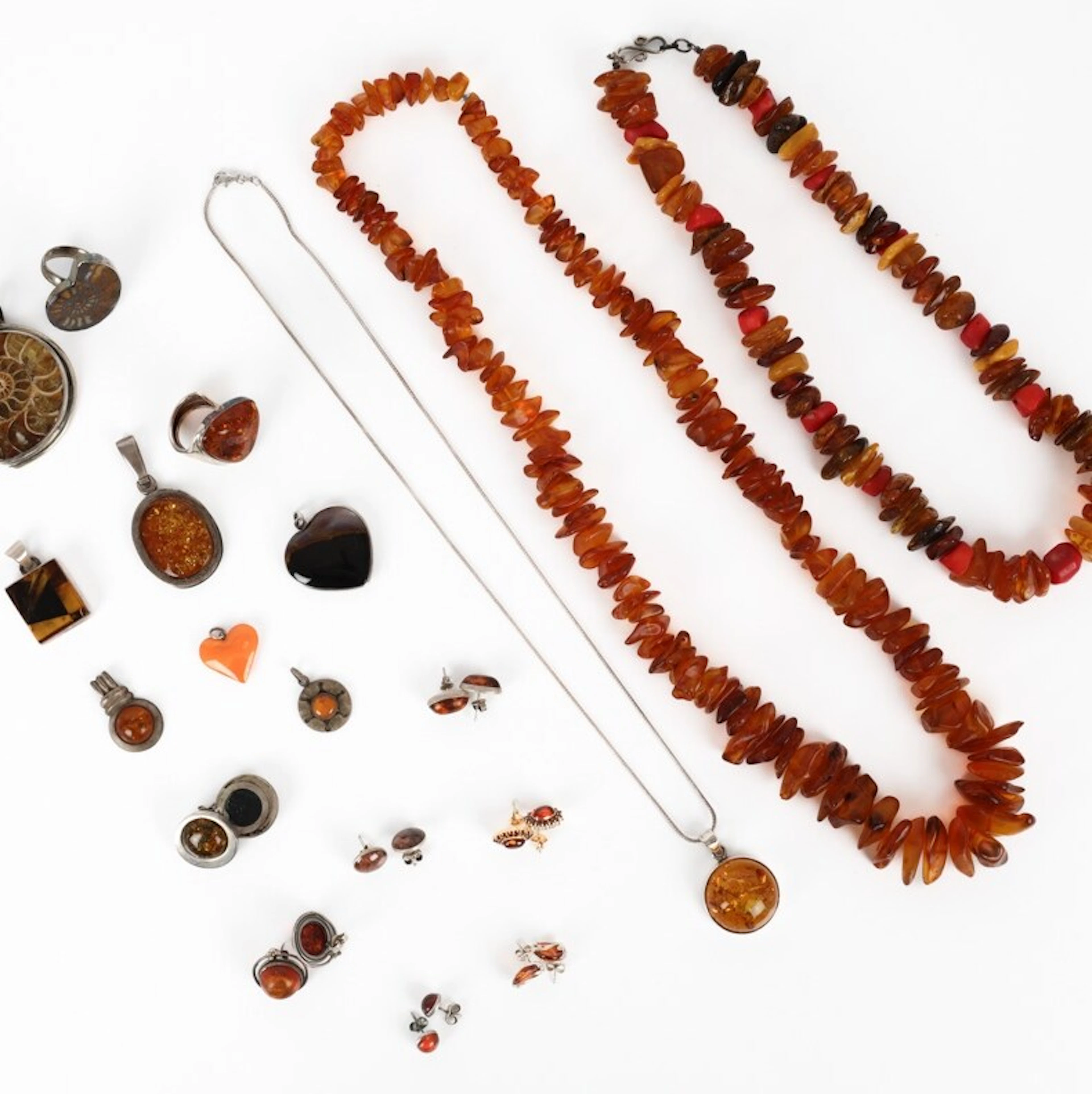 A large collection of amber jewellery of silver and sterling silver. (27)
