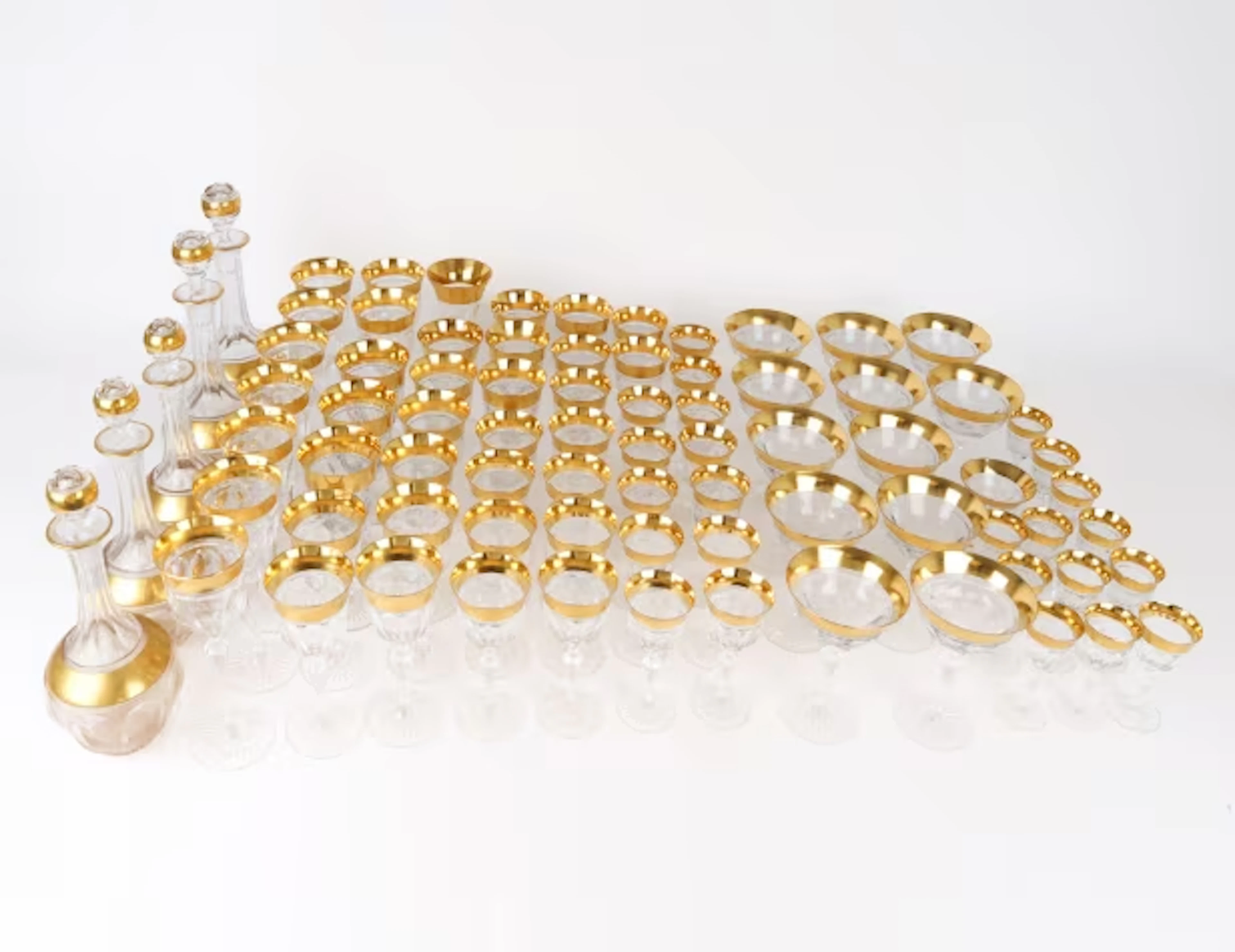 German crystal glasses: Twelve-person set of wine glasses with gold rim. (79)