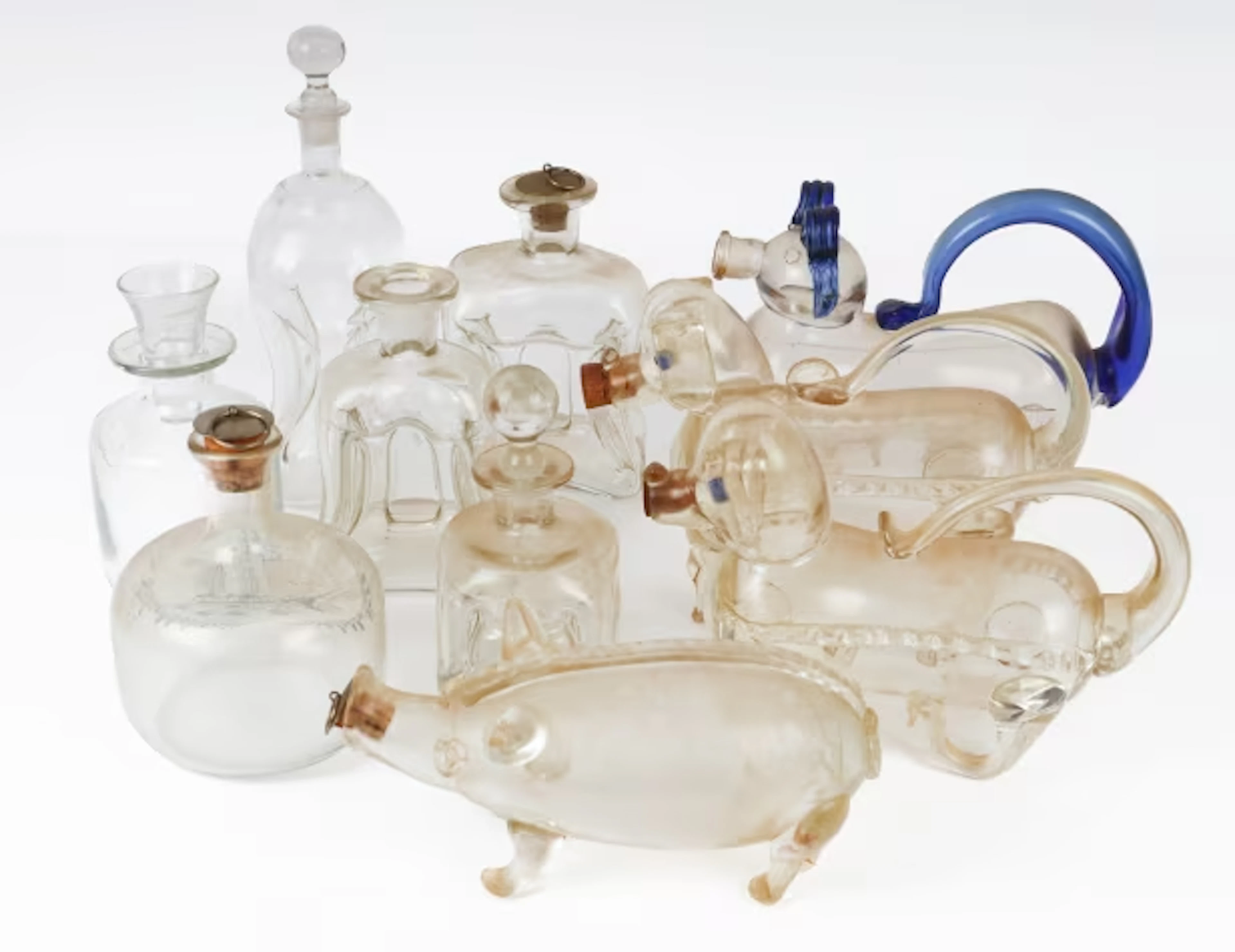 Schnapps dogs and schnapps pigs as well as drinking bottles and carafes (10)