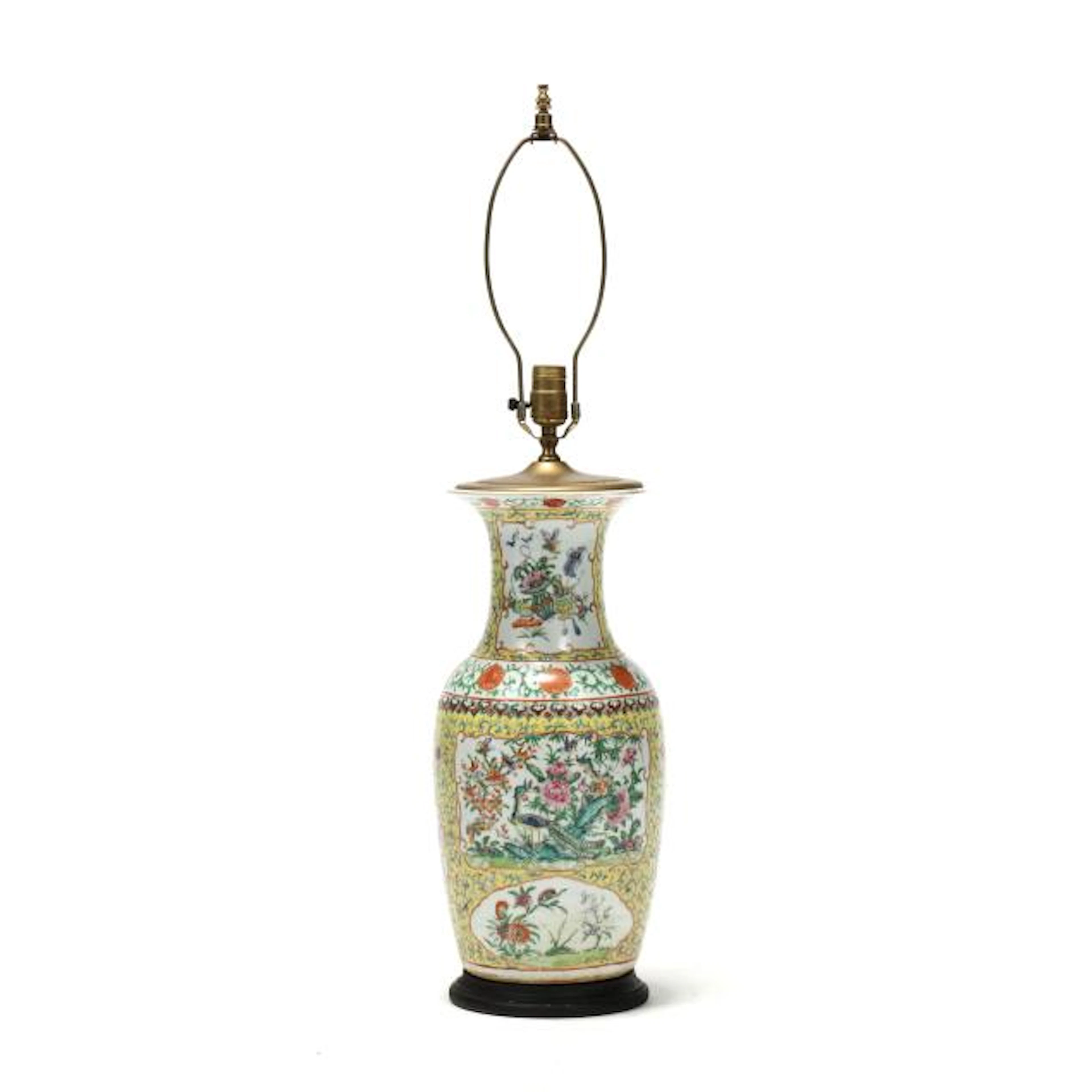 A Chinese Export Porcelain Table Lamp