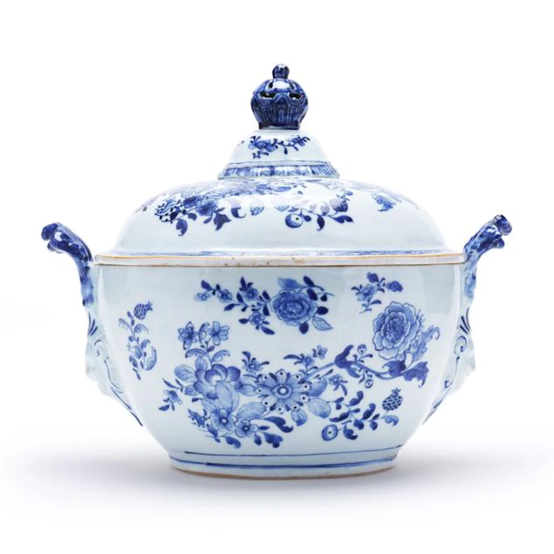 A Chinese Export Porcelain Tureen and Cover