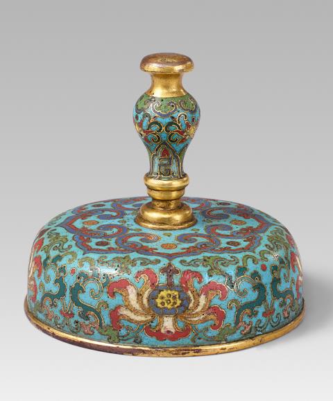 A cloisonné enamel lid. 18th century